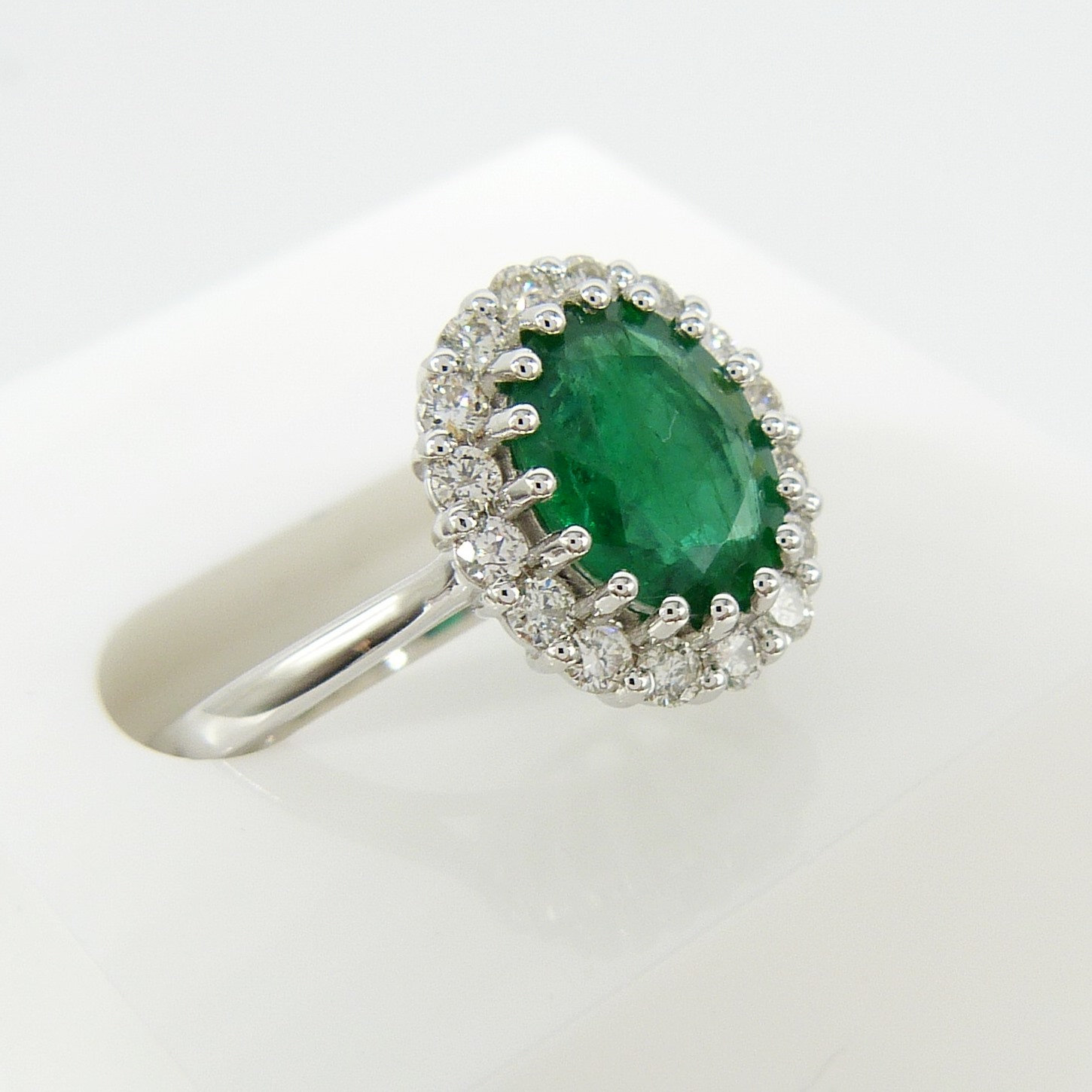 18ct white gold oval emerald and diamond cluster ring - Image 3 of 8