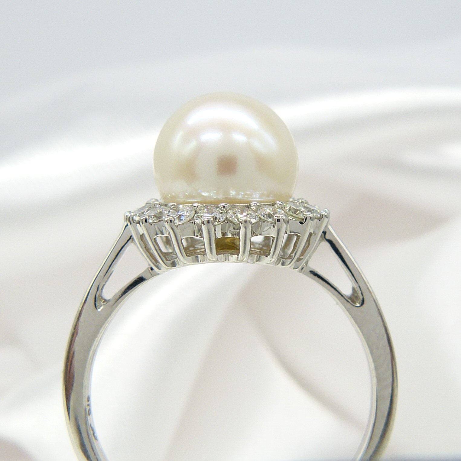 White gold round cultured freshwater pearl and diamond cluster ring in a classic style - Image 8 of 8