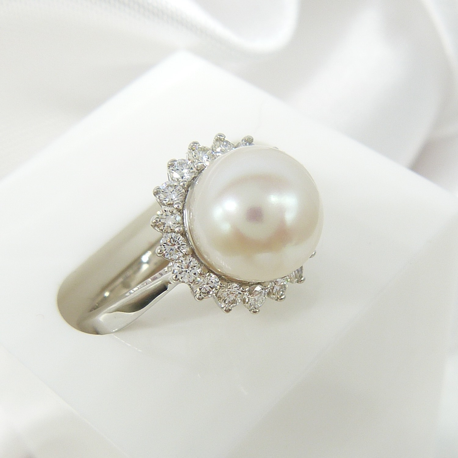 White gold round cultured freshwater pearl and diamond cluster ring in a classic style - Image 5 of 8