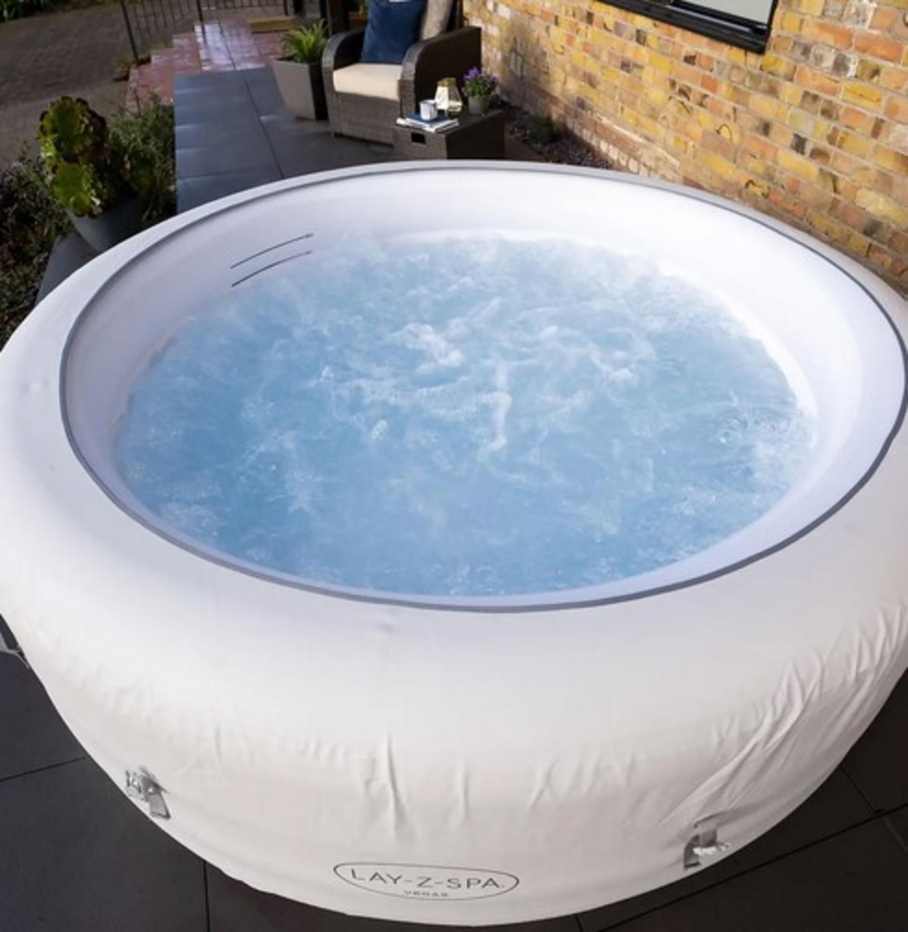 (5/Mez) RRP £599. When Complete. Bestway Lay-Z-Spa Vegas 6 Person Portable Spa. (No Pump In Box)