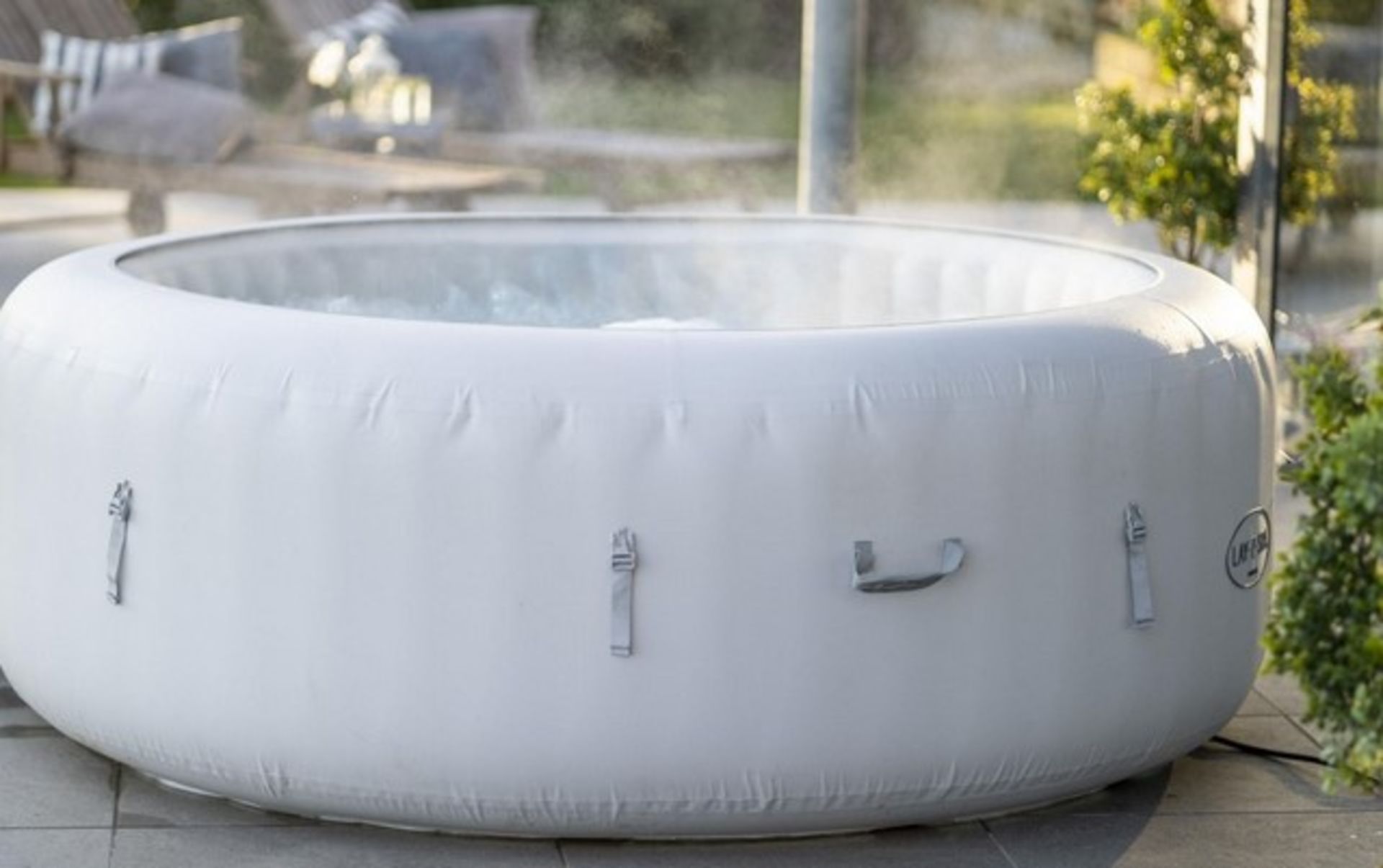 (24/Mez) RRP £650. Lay-Z-Spa Paris 6 Person Portable Spa. (Unchecked Direct Warehouse Return).