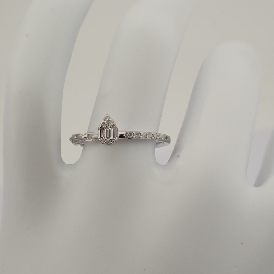 Certificated 14K White Gold Diamond Ring / Total 0.15 ct - Image 4 of 9