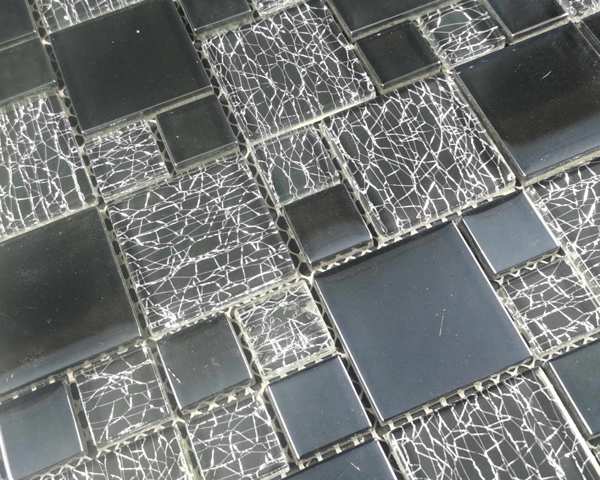 10 Square Metres - High Quality Glass/Stainless Steel Mosaic Tiles -110 sheets - Image 4 of 5