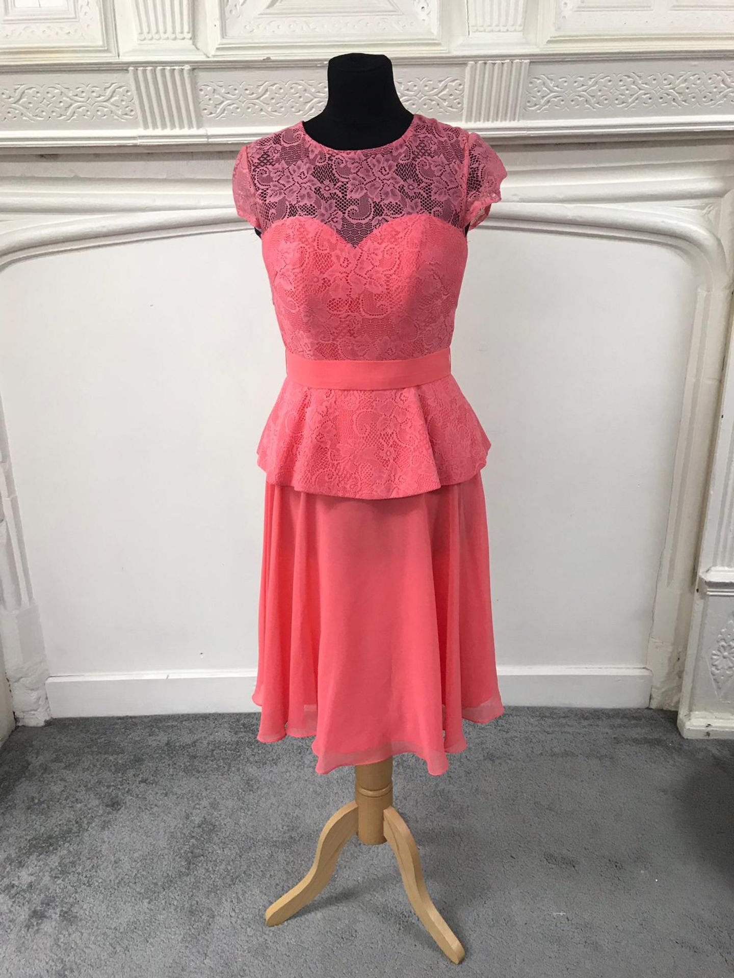 Short Coral Dress Size 6 Lace top - Image 2 of 4