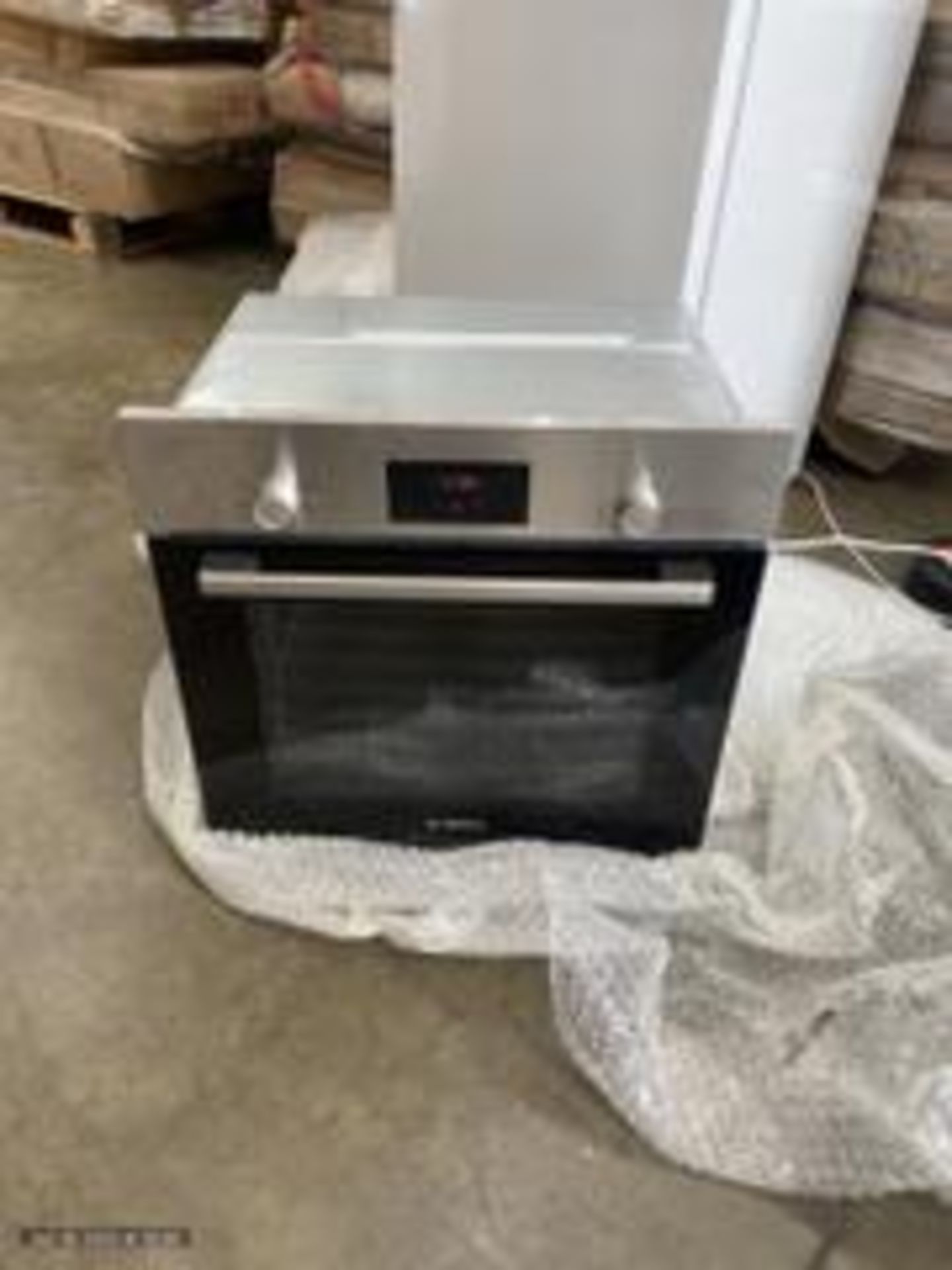 Grade B+ Bosch Serie 2 HHF113BR0B Built In Electric Single Oven in Black and Silver - RRP: £325 - Image 4 of 5