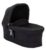 (69/R9) RRP £99. Graco Evo Luxury Carry Cot In Black And Grey IB2032/01