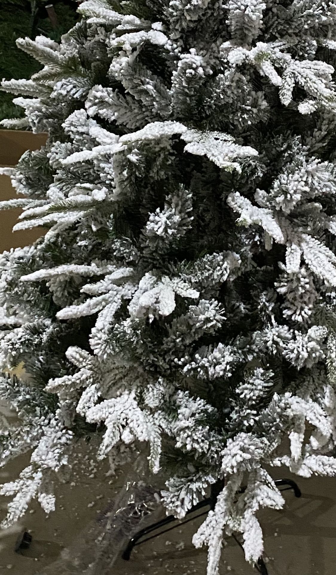 5 x 6FT Christmas Tree Artificial with Snow Frosted Mixed Pile Branches - Image 2 of 2