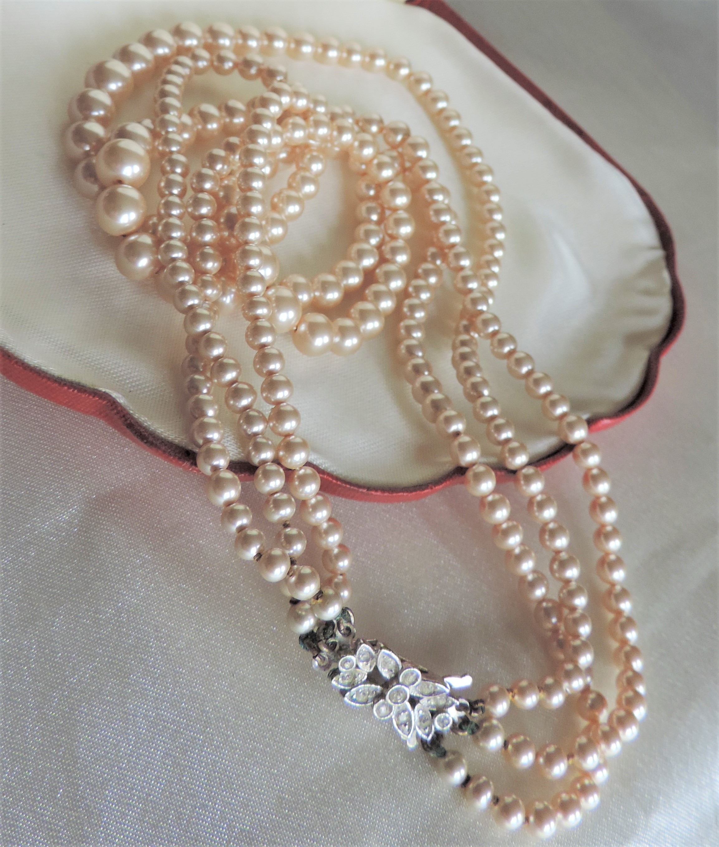 Vintage Rosita Pearls Triple Strand Necklace in Original Shell Shape Box - Image 3 of 7