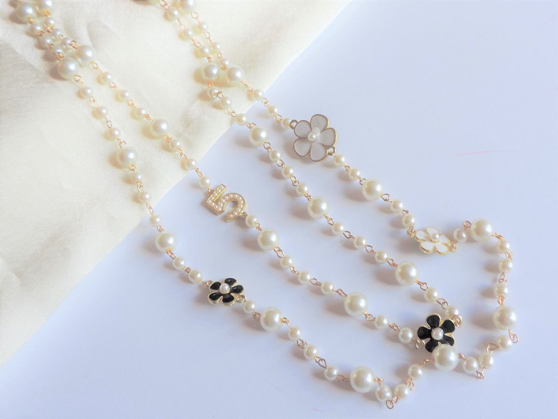 28 inch Pearl and Enamel No.5 Necklace - Image 2 of 4