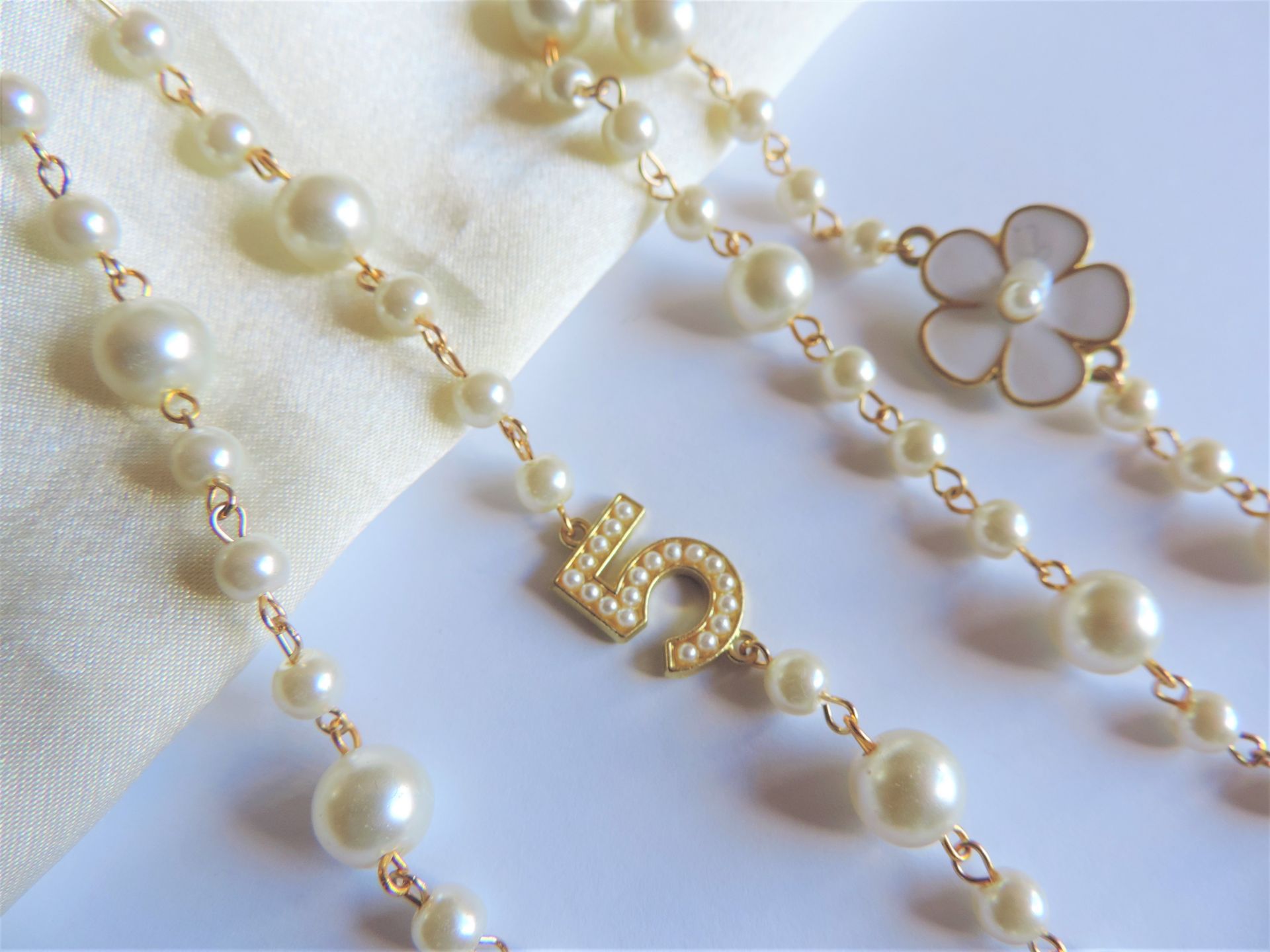 28 inch Pearl and Enamel No.5 Necklace - Image 4 of 4