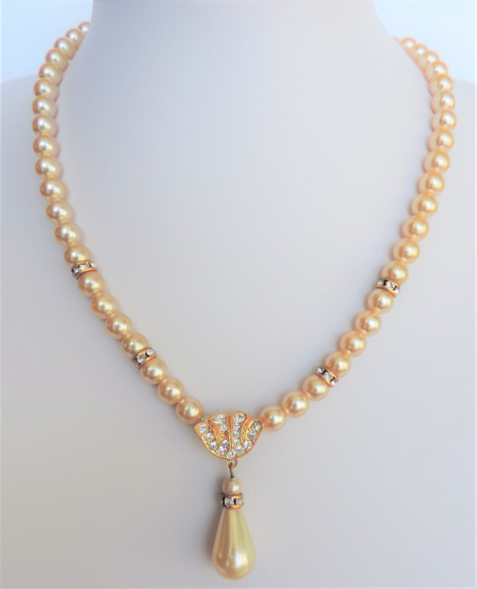 17 inch Pearl and Crystal Necklace - Image 3 of 3