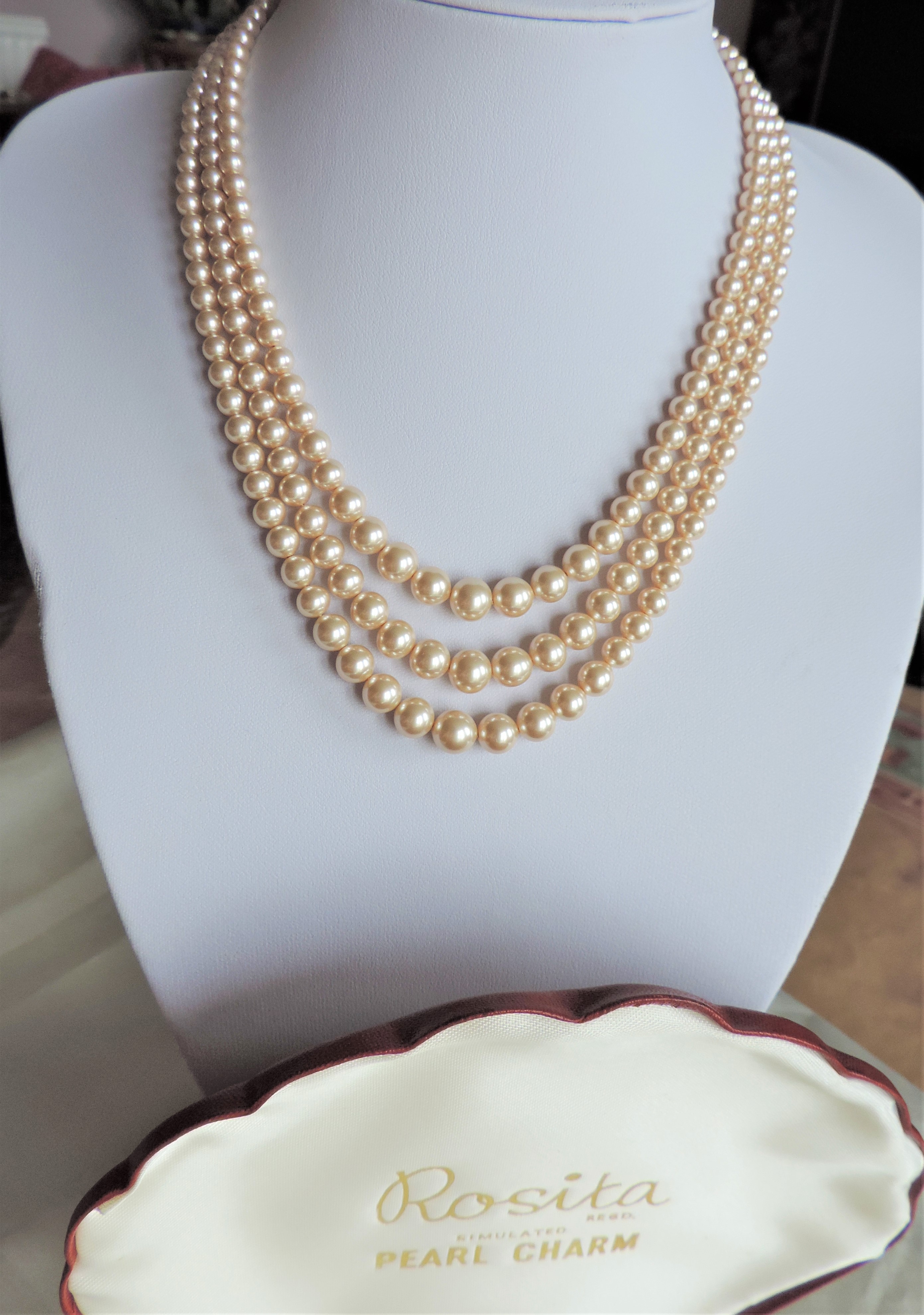 Vintage Rosita Pearls Triple Strand Necklace in Original Shell Shape Box - Image 5 of 7