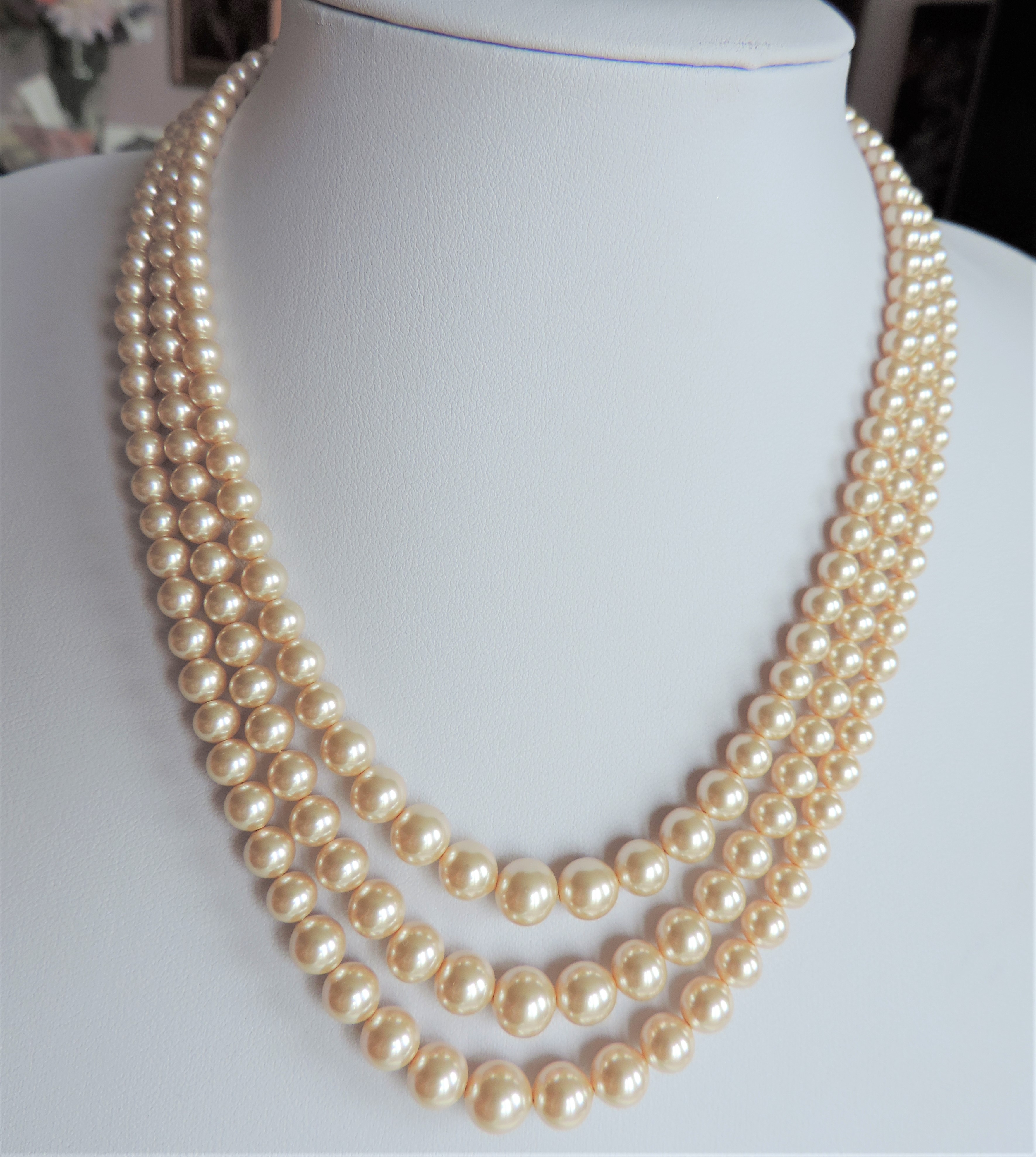 Vintage Rosita Pearls Triple Strand Necklace in Original Shell Shape Box - Image 6 of 7