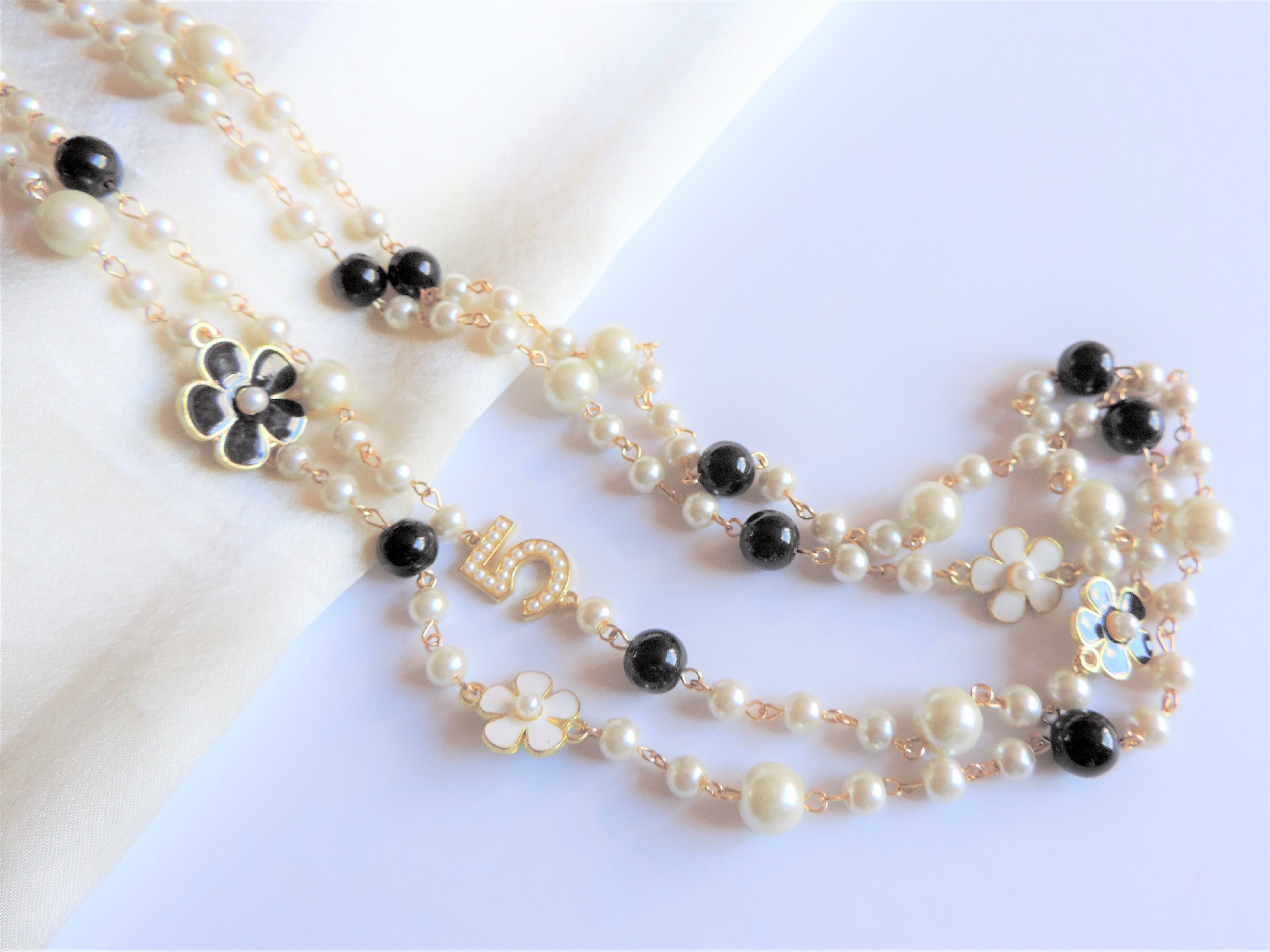 Black and White Number 5 Pearl Necklace 28 inches Long - Image 2 of 4