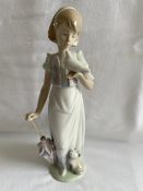 Lladro 7611 Summer Stroll Figurine