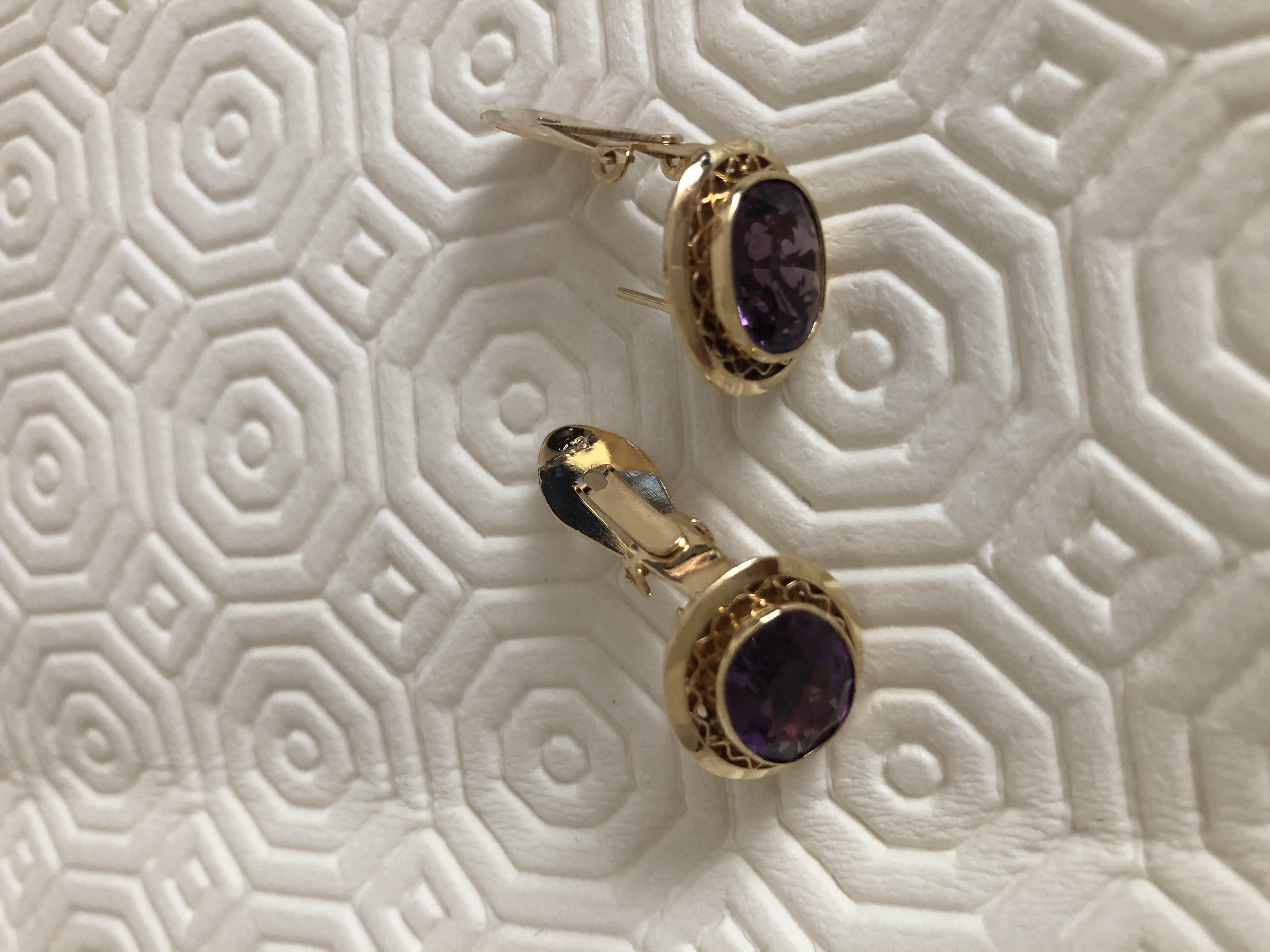 Pair of earrings 18 karat gold with amethyst stones