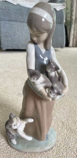 Lladro 1309 Following her cats