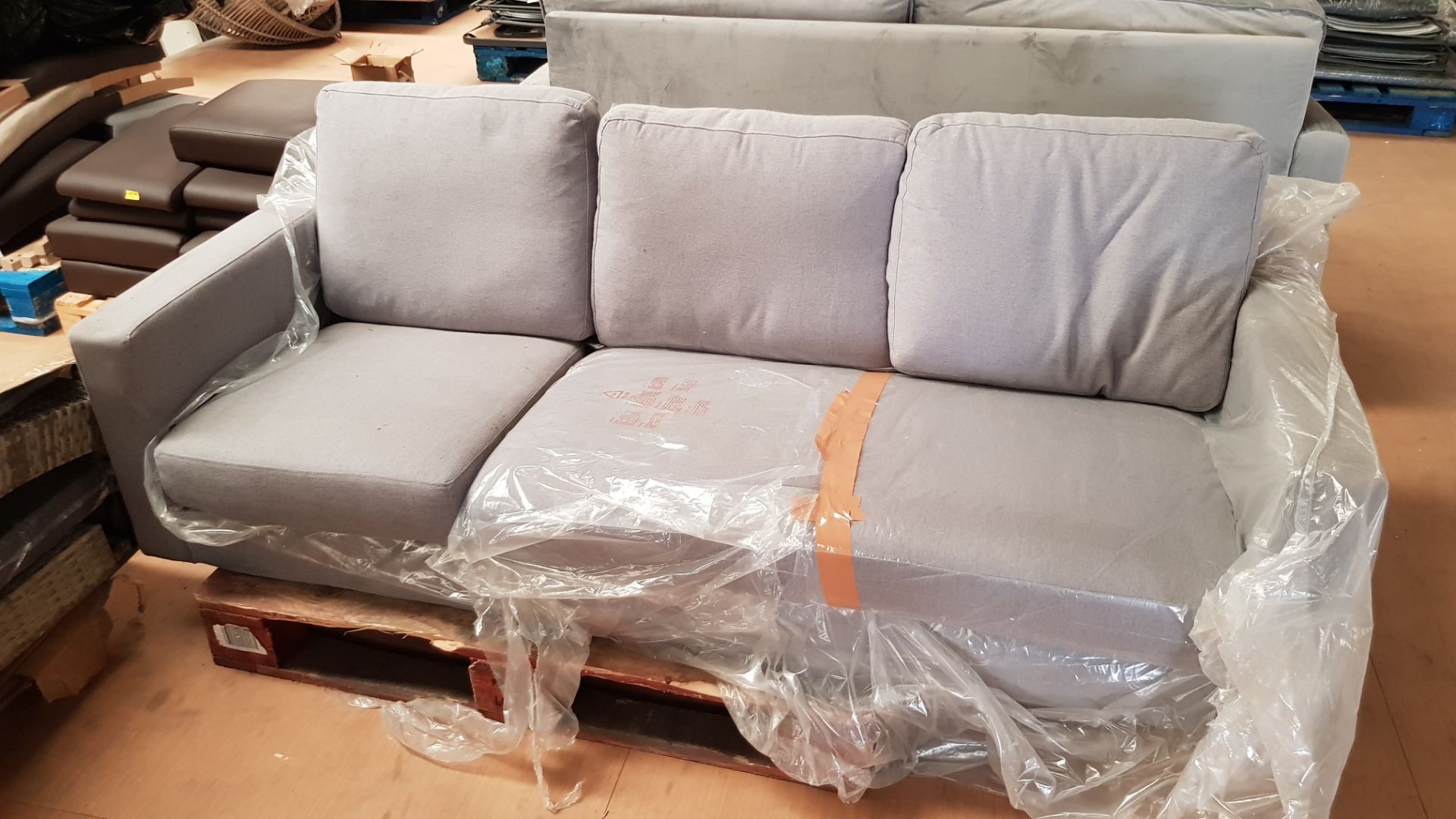 (42/Mez) 2x Furniture Items. 1x 3 Seater Sofa Grey With 1x Matching Grey Footstool. (Please Note... - Image 4 of 5