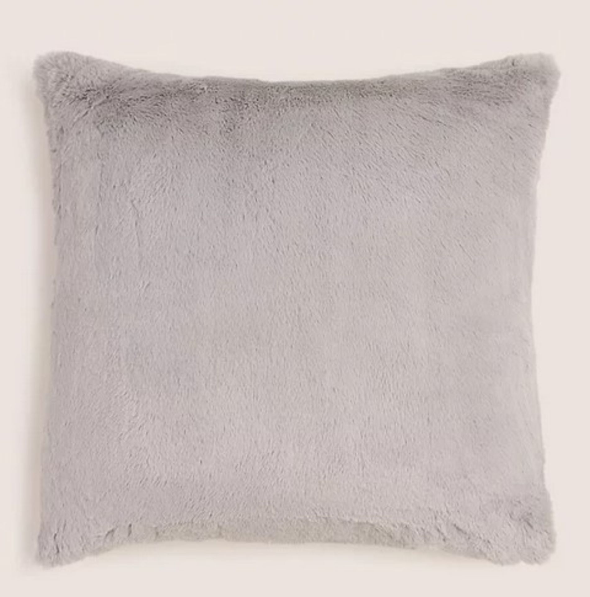 (137/6K) 17x Super Soft Faux Fur Cushions. Dimensions: (H43x W43cm Each)