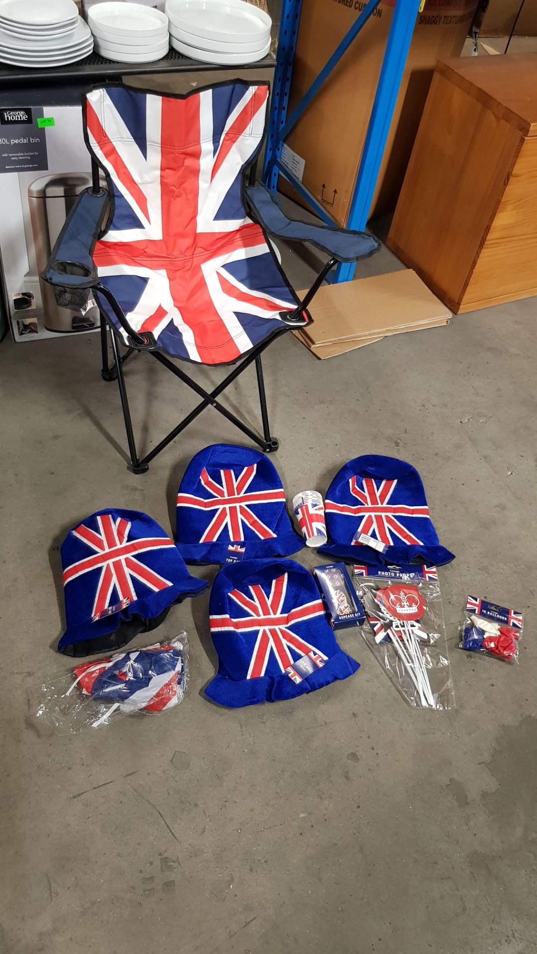 (50/7B) 10x Union Flag Items. 1x Foldable Camping Chair. 4x Top Hat. 1x Flag. 1x 15 Balloons Pack... - Image 10 of 13