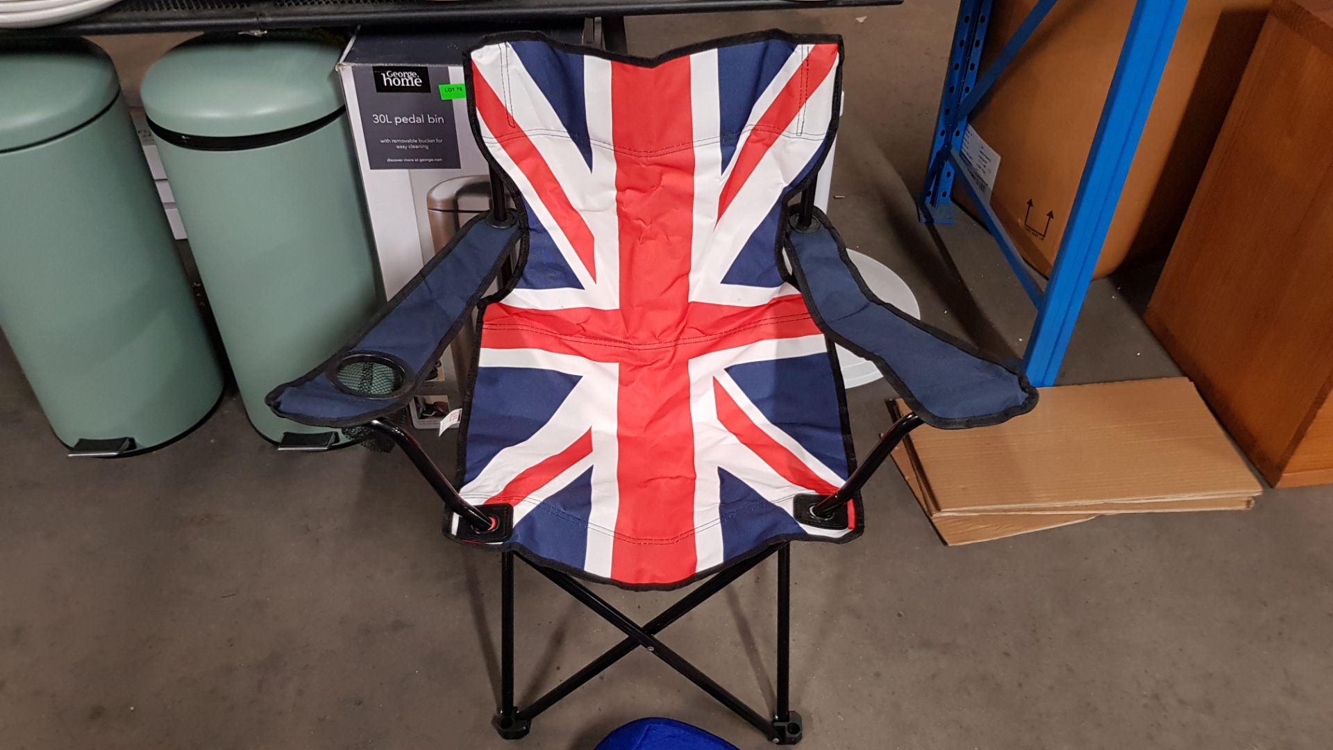 (50/7B) 10x Union Flag Items. 1x Foldable Camping Chair. 4x Top Hat. 1x Flag. 1x 15 Balloons Pack... - Image 6 of 13