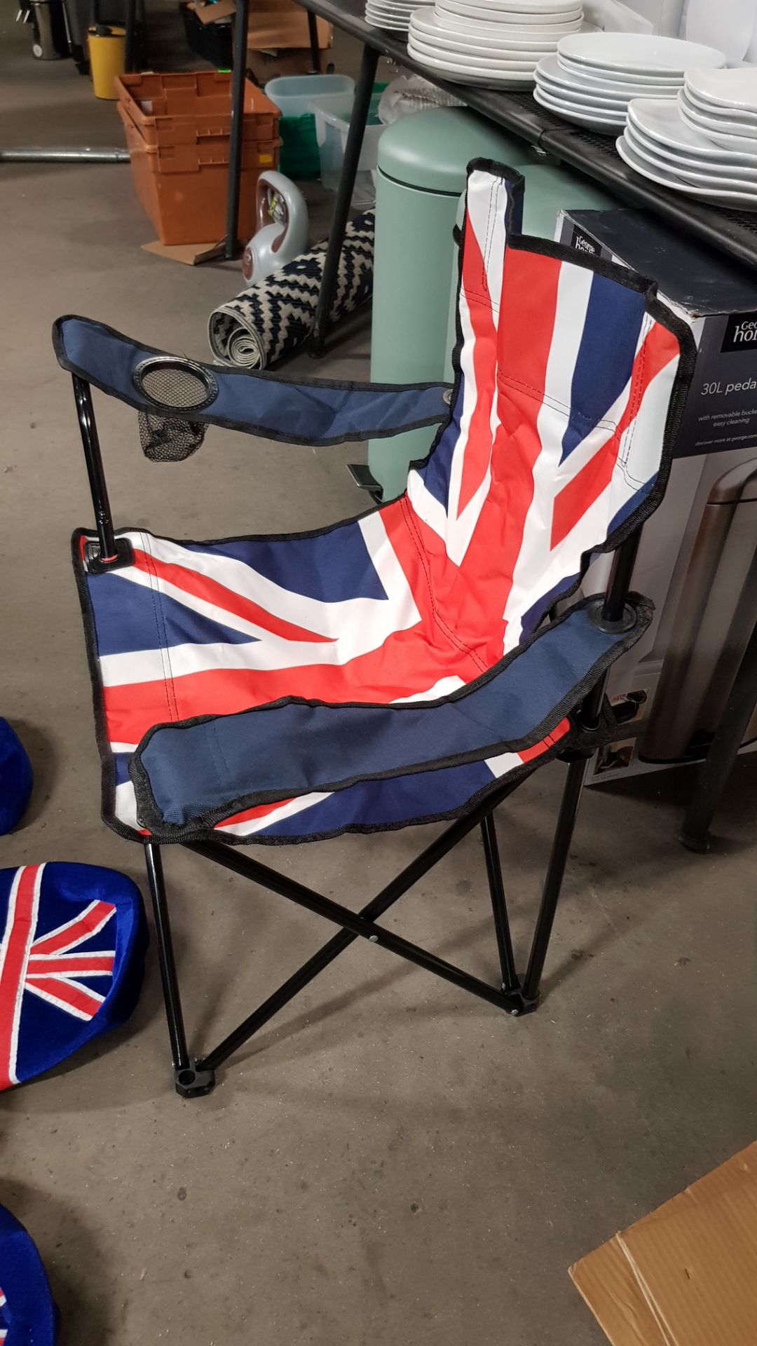 (50/7B) 10x Union Flag Items. 1x Foldable Camping Chair. 4x Top Hat. 1x Flag. 1x 15 Balloons Pack... - Image 12 of 13