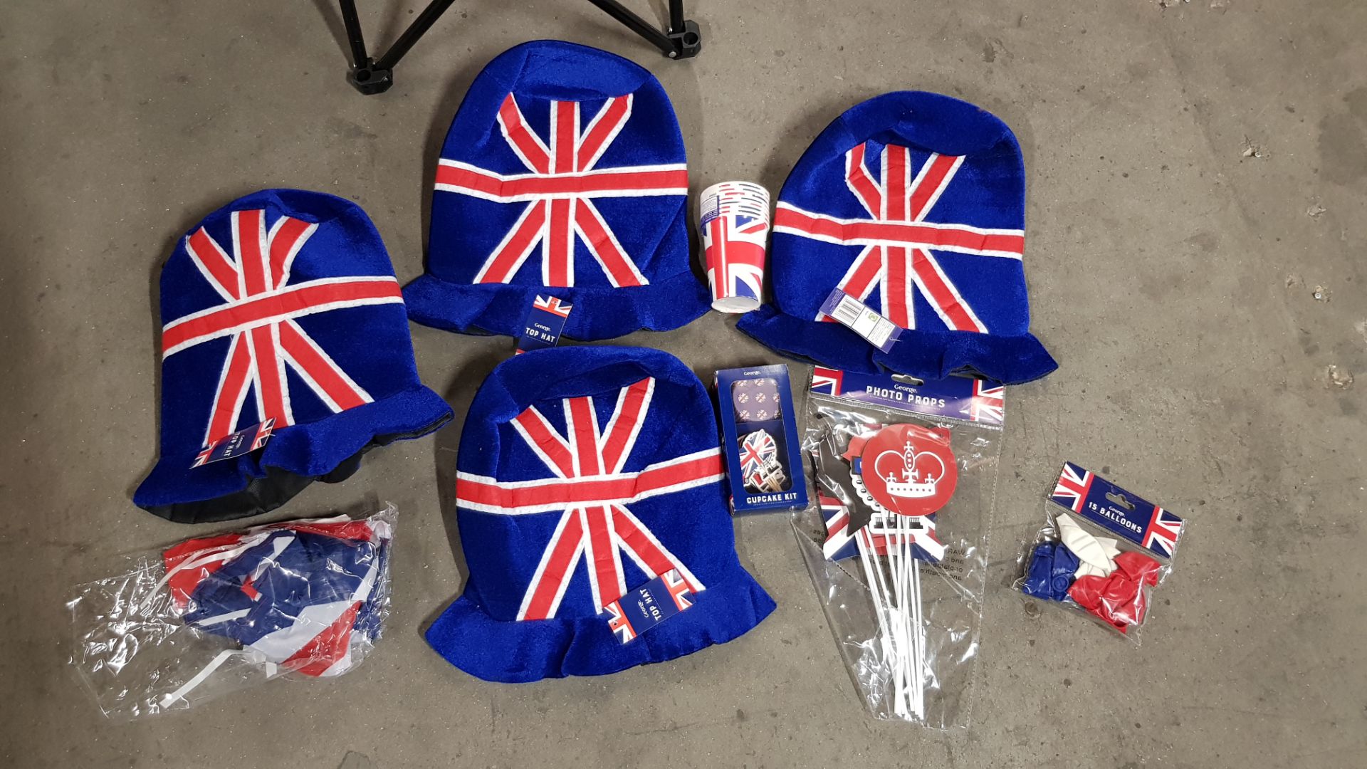 (50/7B) 10x Union Flag Items. 1x Foldable Camping Chair. 4x Top Hat. 1x Flag. 1x 15 Balloons Pack... - Image 13 of 13