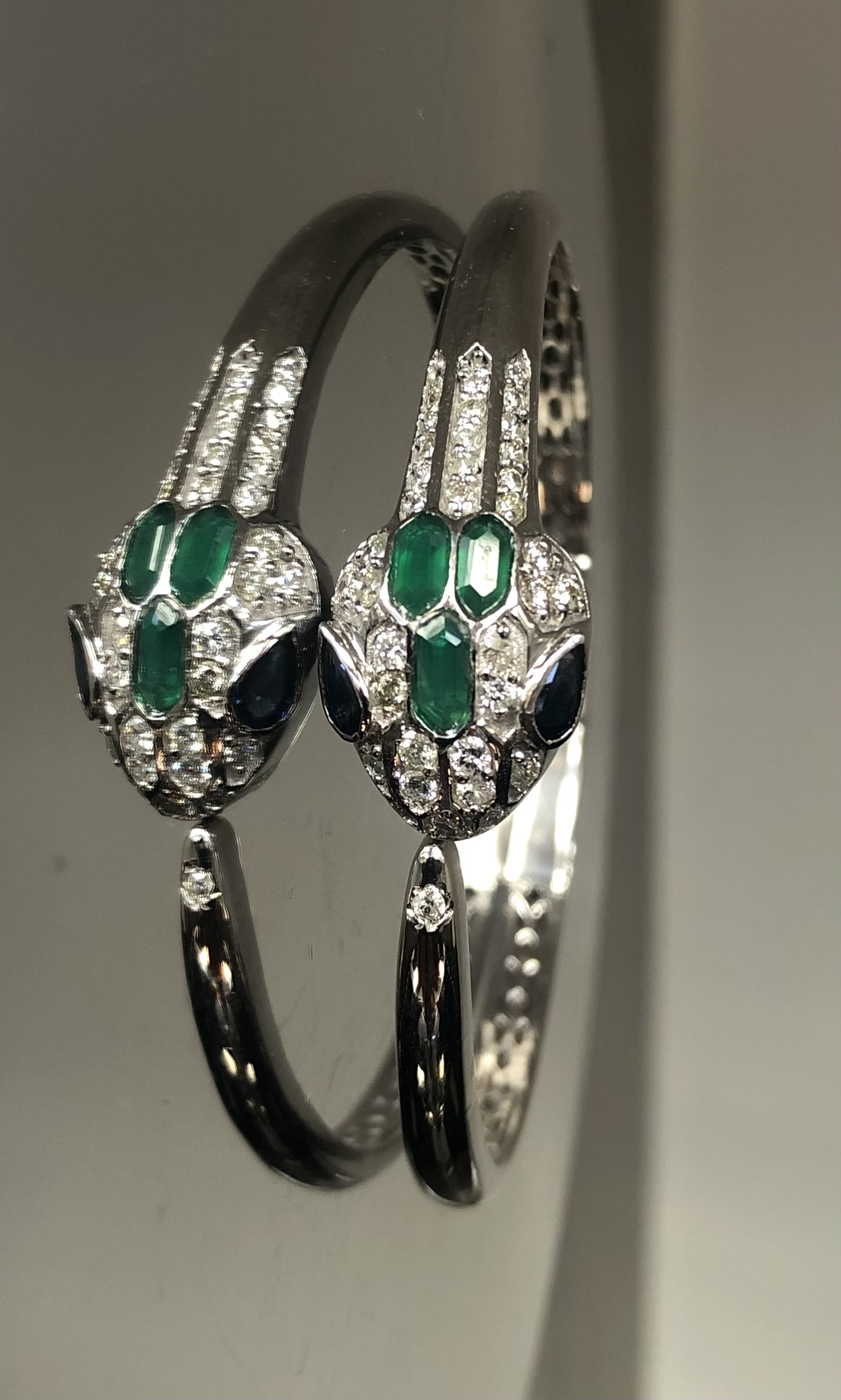 Beautiful Natural Diamond, Blue Sapphire and Green Onyx snake bracelet with 18k white gold - Image 6 of 7