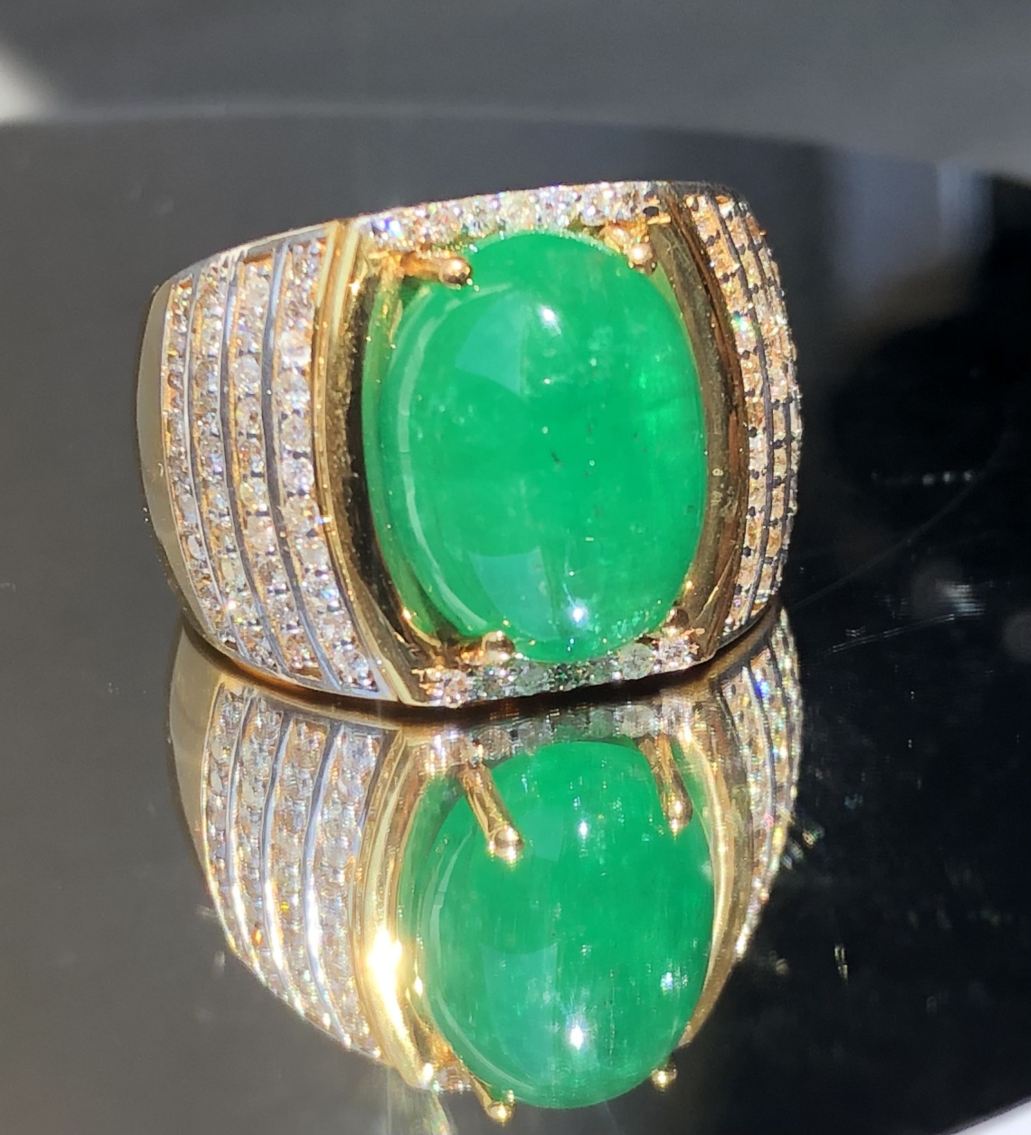 Beautiful 10.97 Carat Natural Emerald Man Ring with Natural Diamonds and 18k Gold