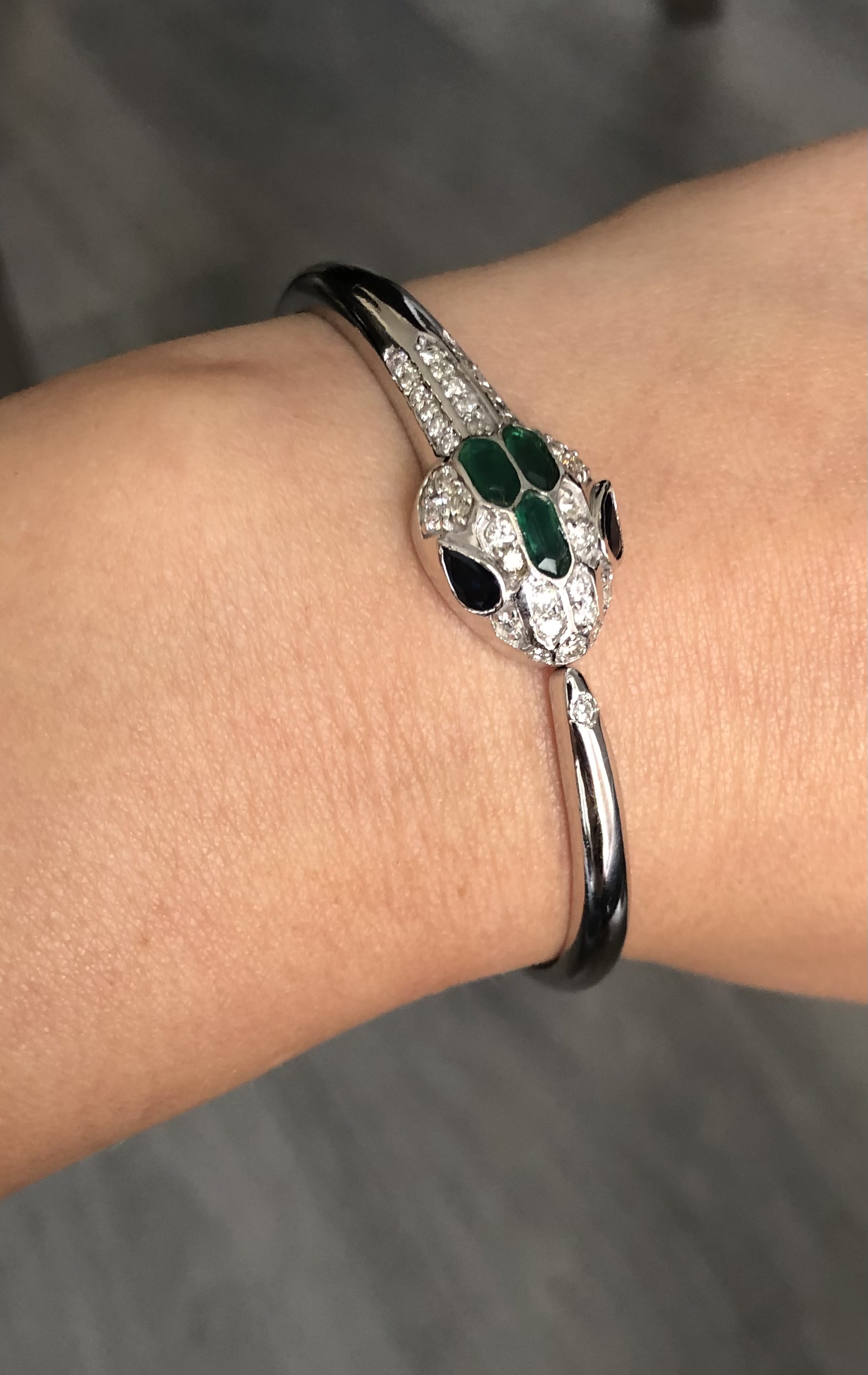 Beautiful Natural Diamond, Blue Sapphire and Green Onyx snake bracelet with 18k white gold - Image 4 of 7