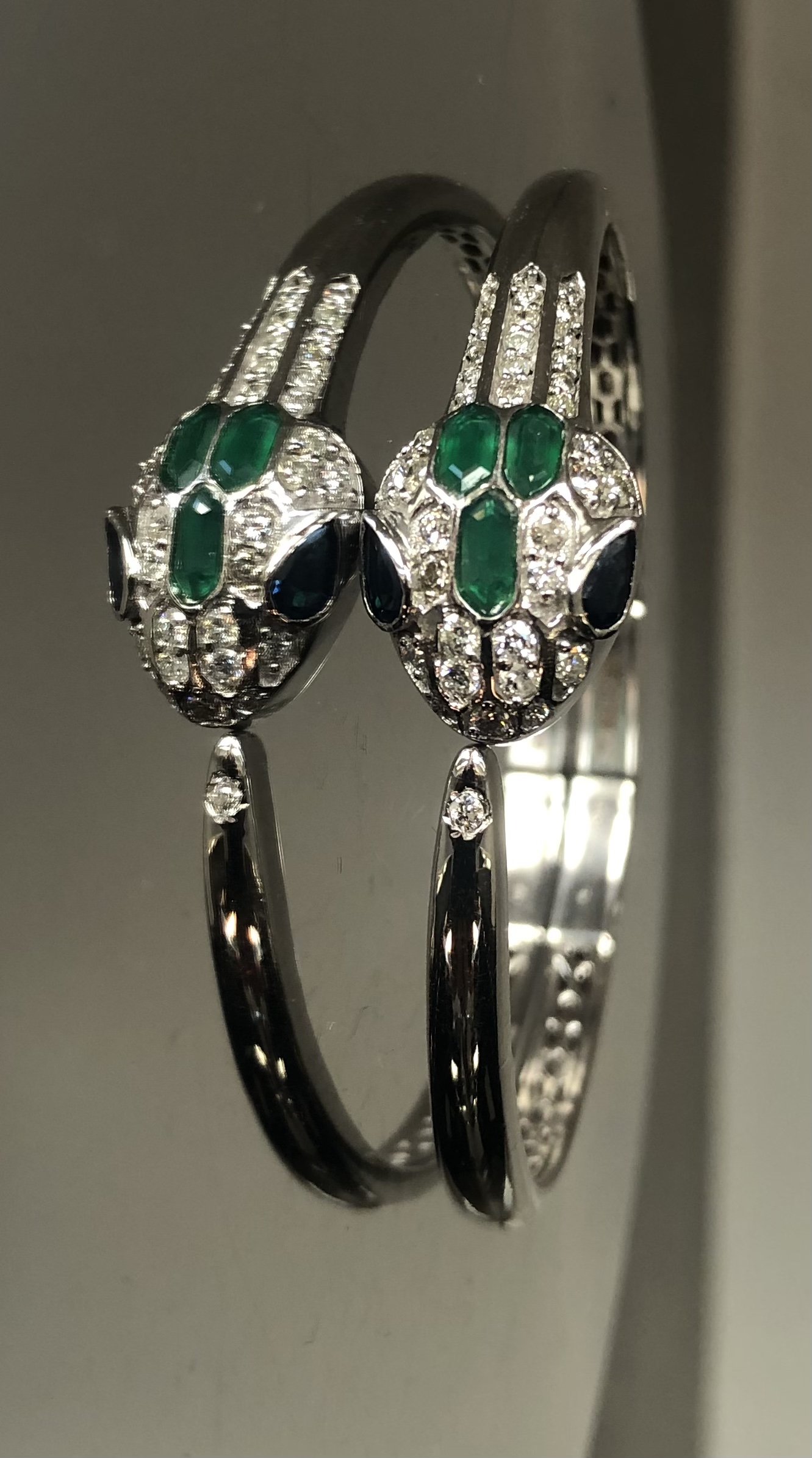 Beautiful Natural Diamond, Blue Sapphire and Green Onyx snake bracelet with 18k white gold - Image 2 of 7