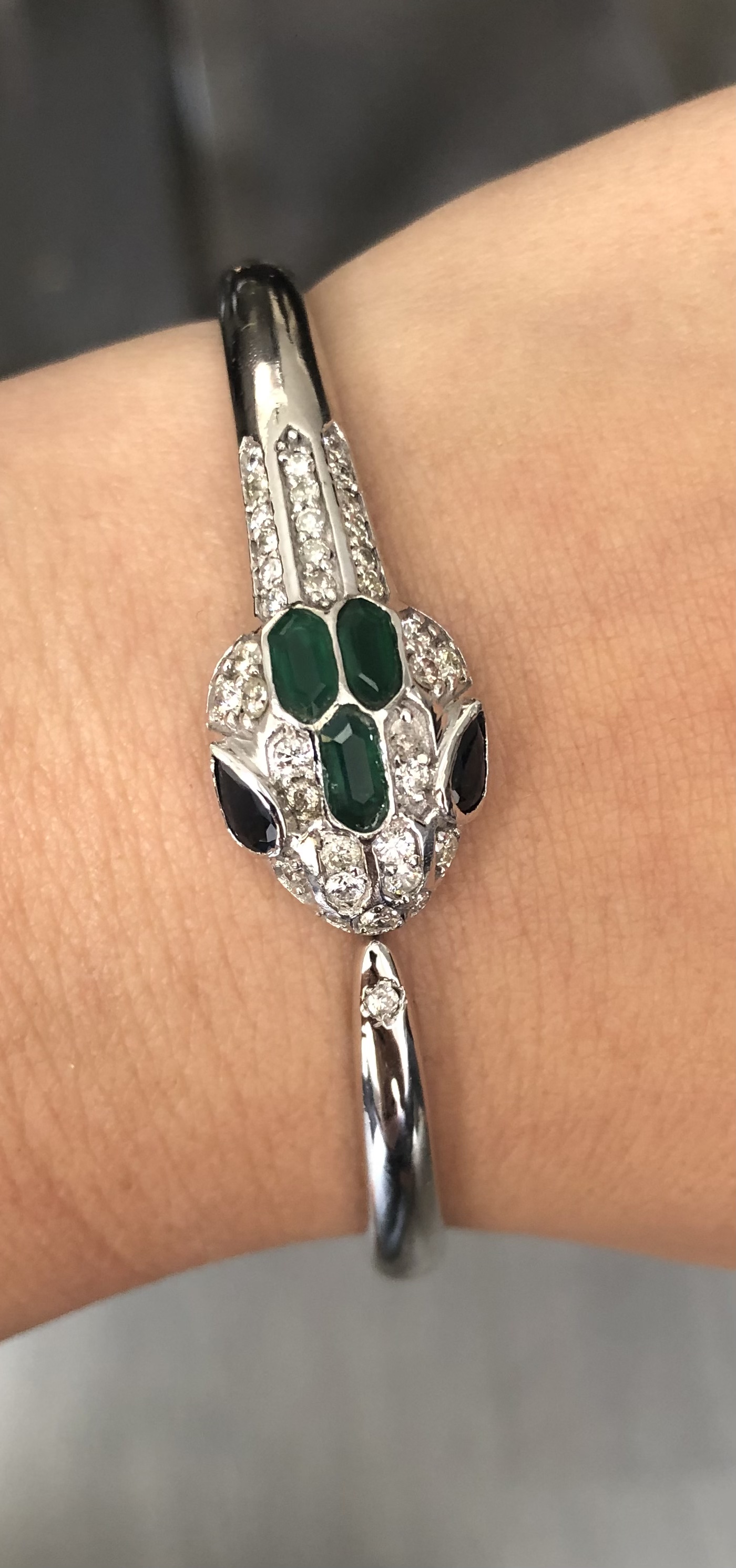 Beautiful Natural Diamond, Blue Sapphire and Green Onyx snake bracelet with 18k white gold - Image 3 of 7