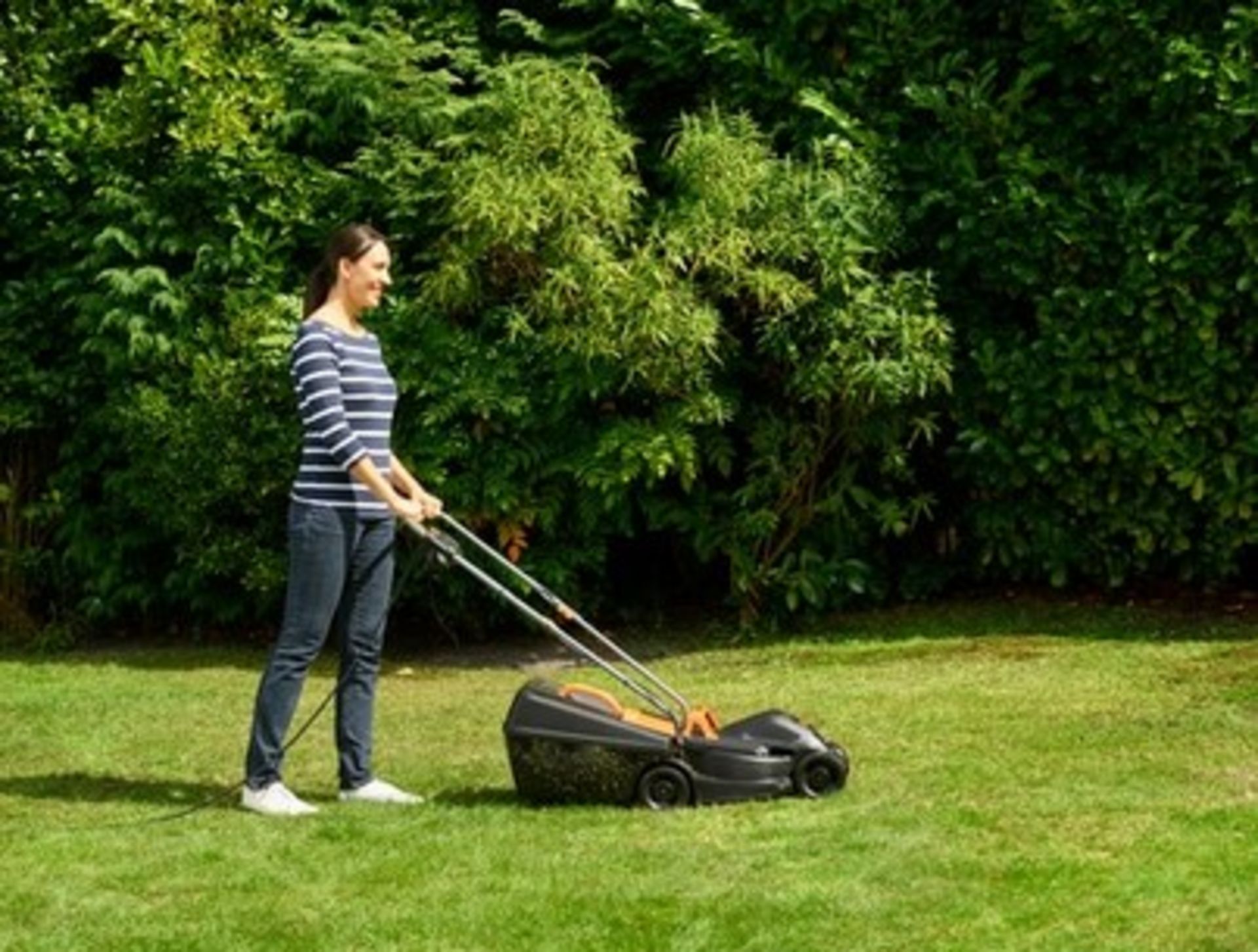 (116/5B) RRP £70. 1x Black & Decker 32cm 1000W Corded Lawn Mower - Image 2 of 4