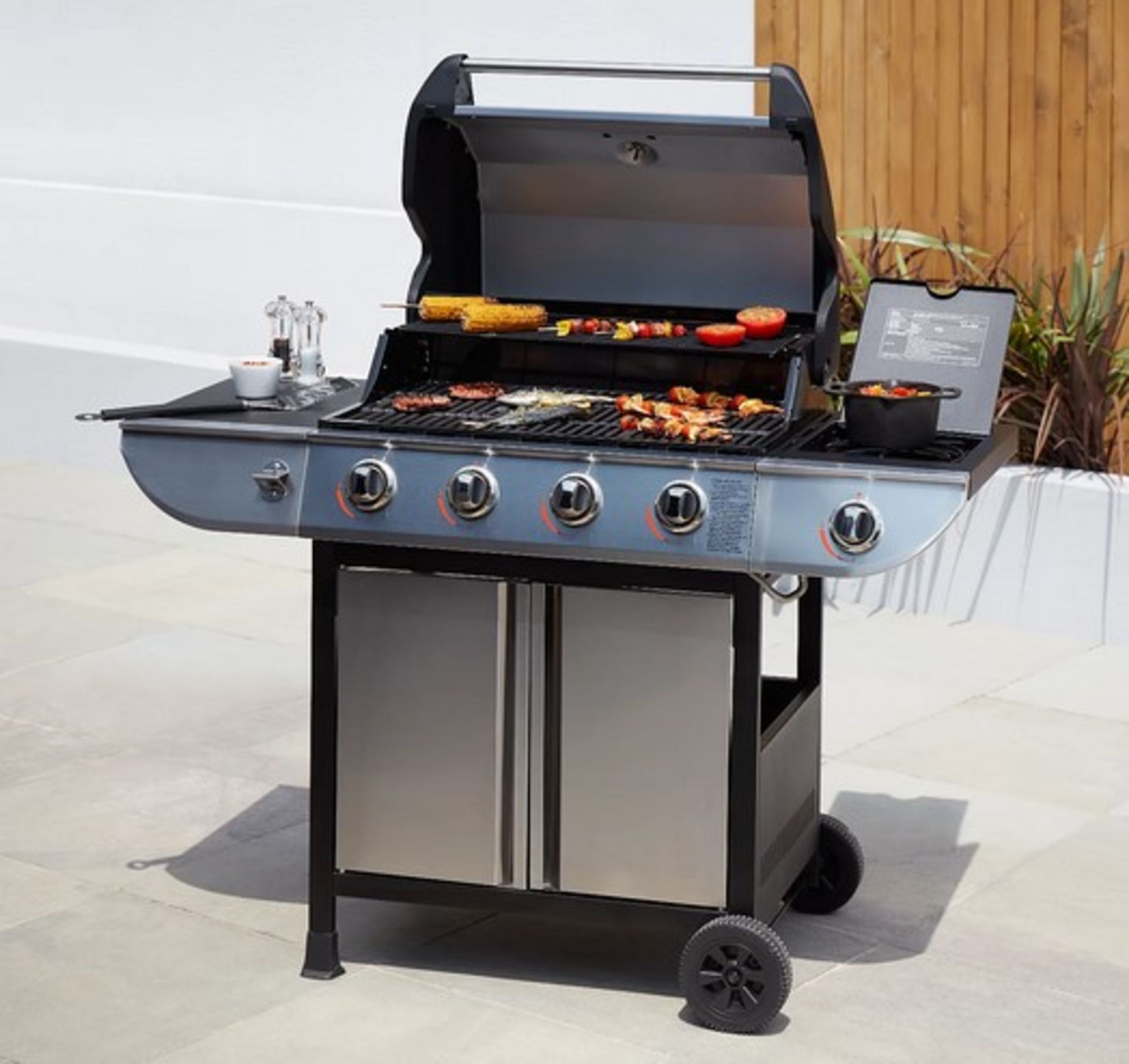 (2/P) RRP £229. Uniflame Classic 4 Burner Gas Grill With Side Burner. 28 Burger Capacity. 17.6 kW... - Image 3 of 6