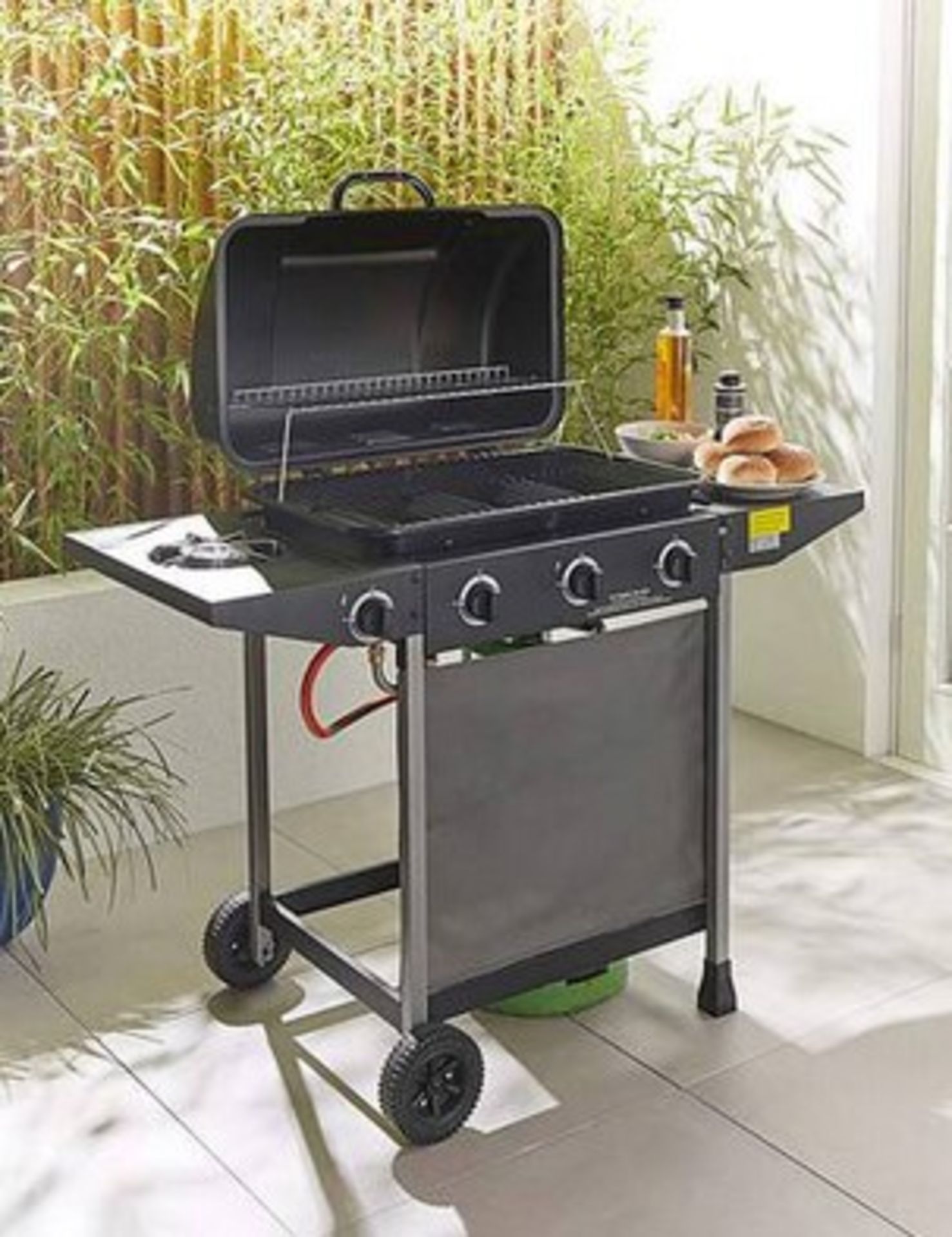 (15/Mez) RRP £170. 3 Burner Gas BBQ with Side Burner