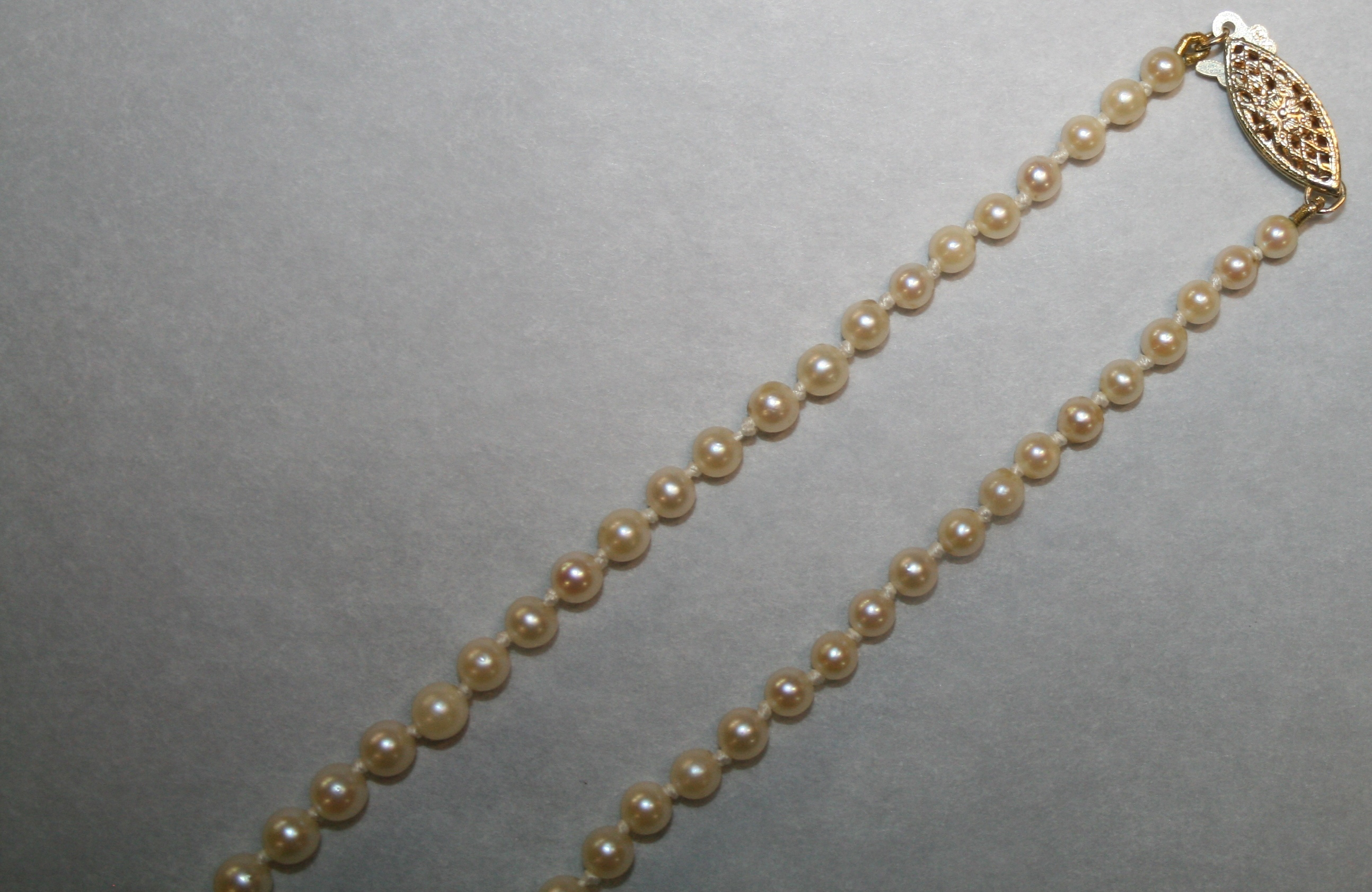 Graduated Pearl Necklace with Gold Clasp