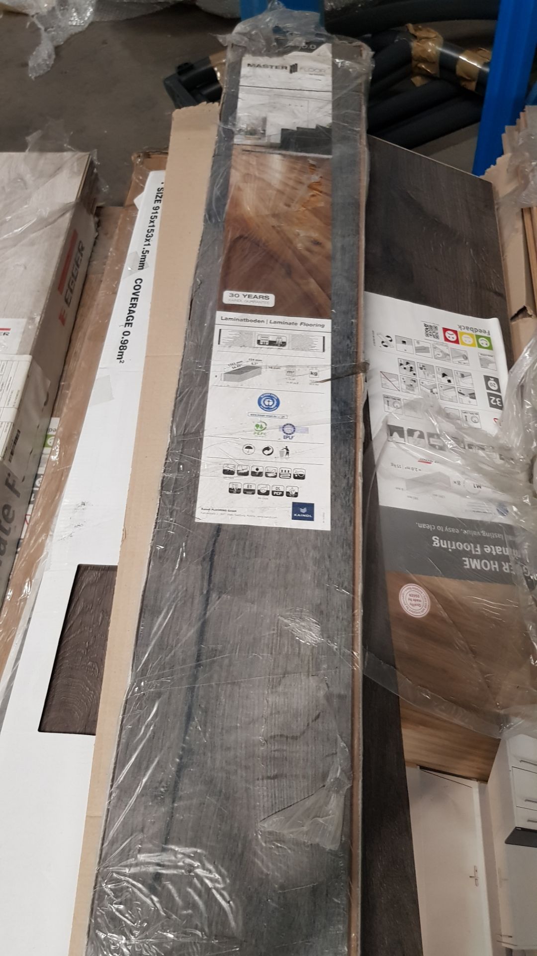 (42/5E) Contents Of Pallet – A Quantity Of Mixed Laminate Flooring Packs To Include Egger & Maste... - Image 2 of 9