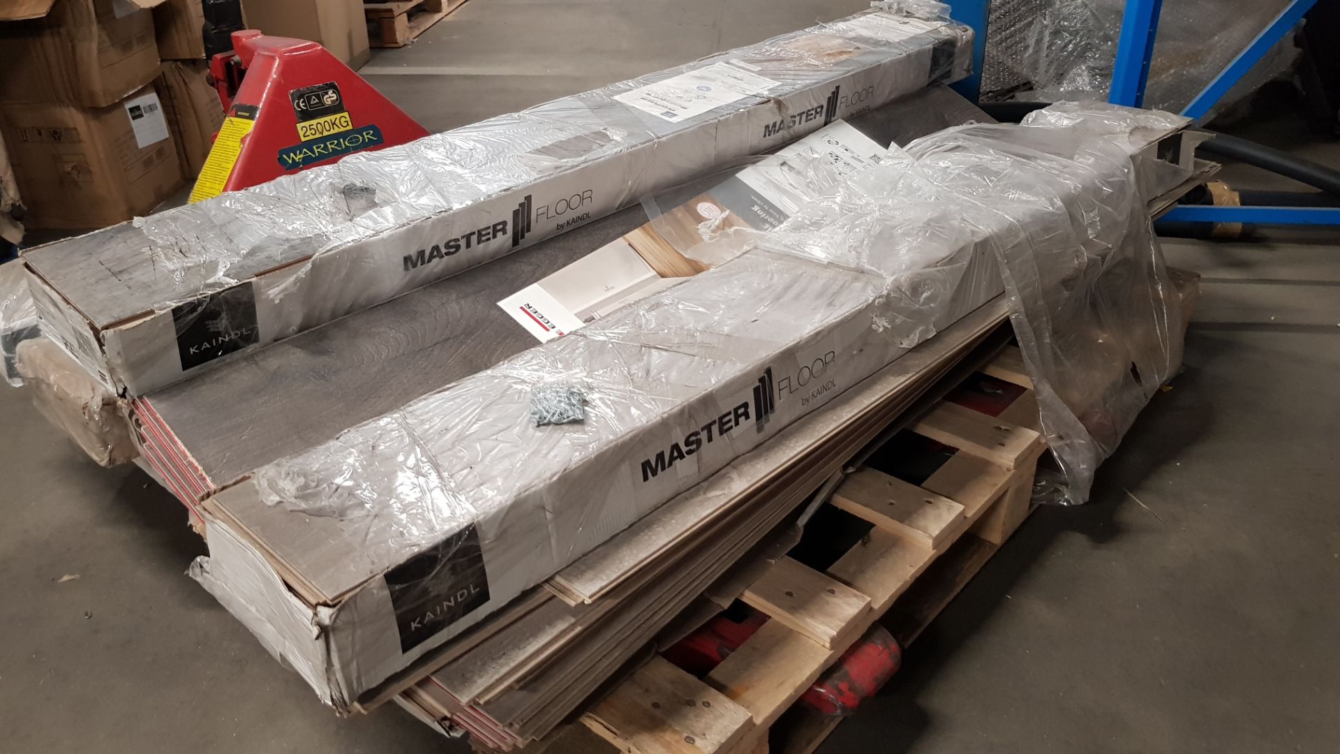 (42/5E) Contents Of Pallet – A Quantity Of Mixed Laminate Flooring Packs To Include Egger & Maste... - Image 5 of 9