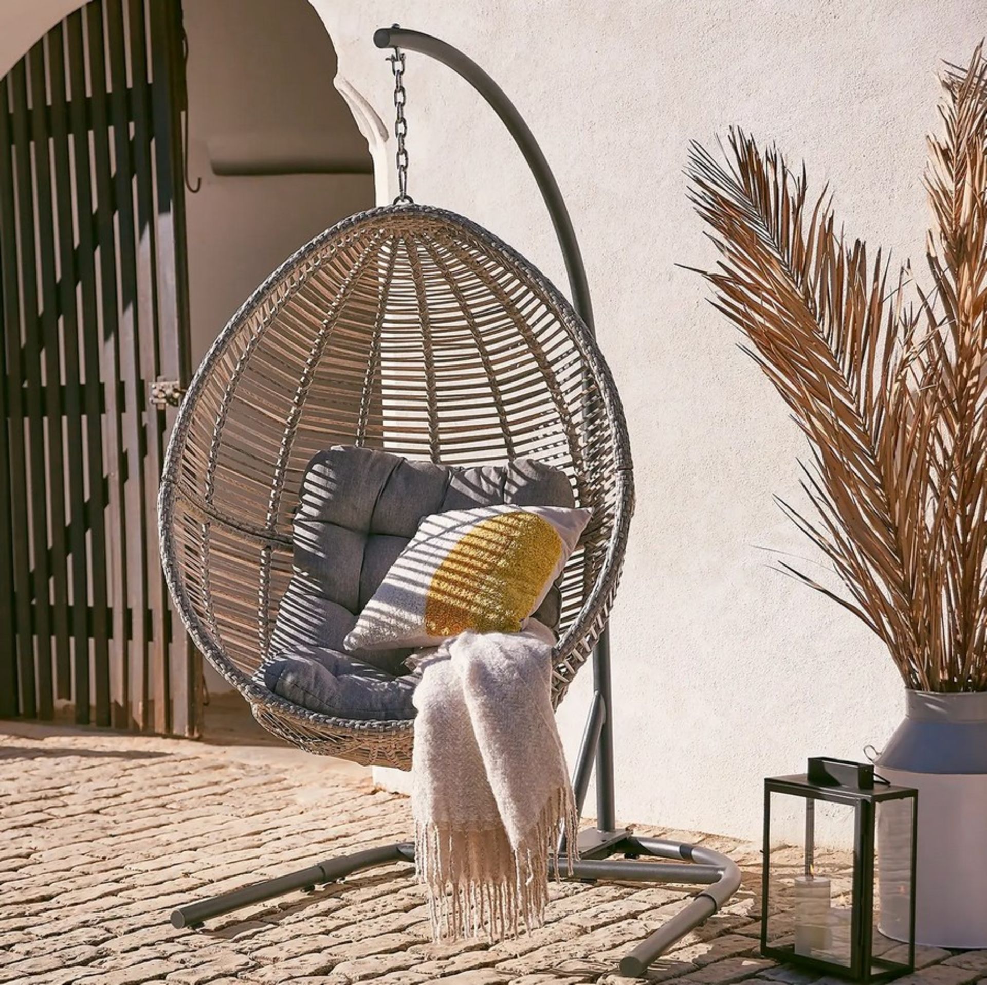 (18/P) RRP £360. Florence Collection Hanging Egg Chair. Powder Coated Steel Frame. Hand Woven Syn...