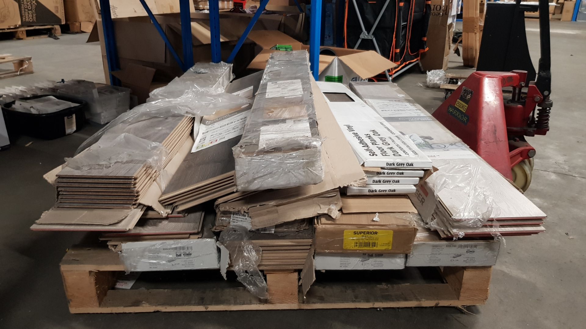 (42/5E) Contents Of Pallet – A Quantity Of Mixed Laminate Flooring Packs To Include Egger & Maste... - Image 3 of 9