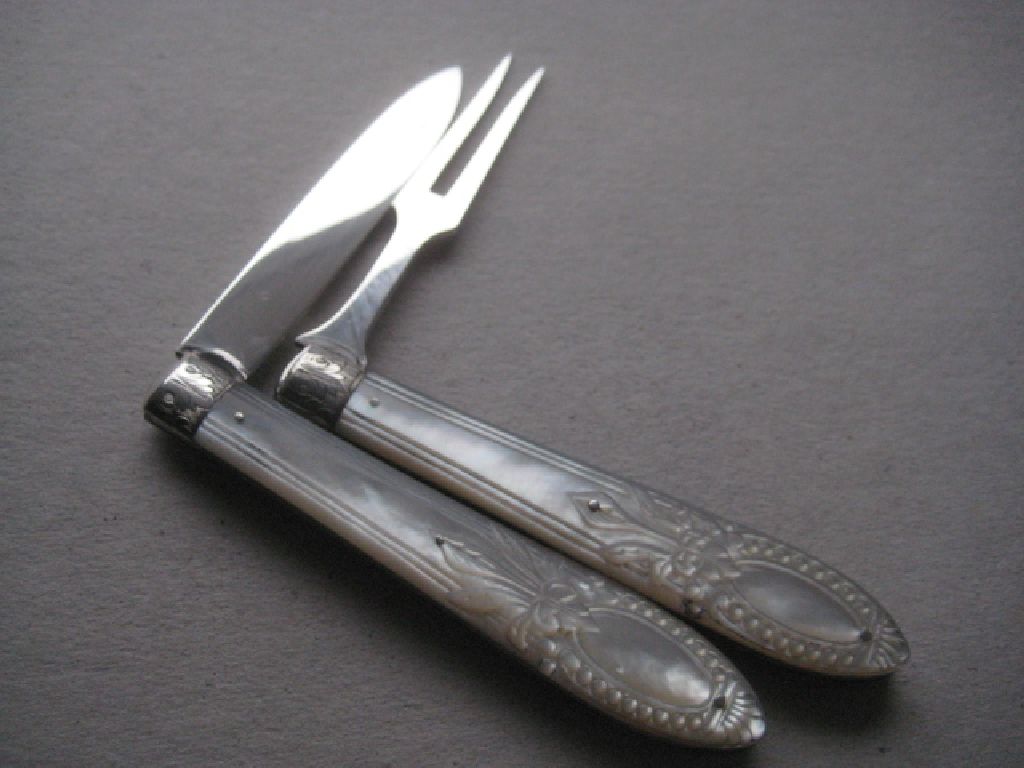Rare Victorian Matching Carved Mother Of Pearl Hafted Silver Bladed Folding Fruit Knife & Fork - Bild 2 aus 19