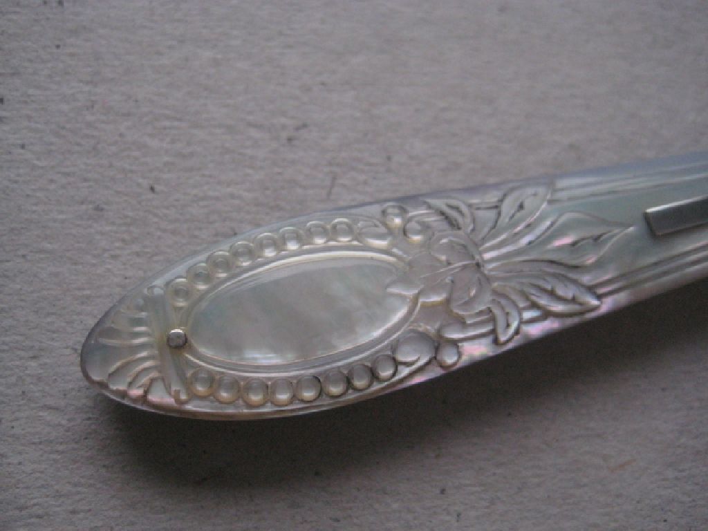 Rare Victorian Matching Carved Mother Of Pearl Hafted Silver Bladed Folding Fruit Knife & Fork - Bild 18 aus 19