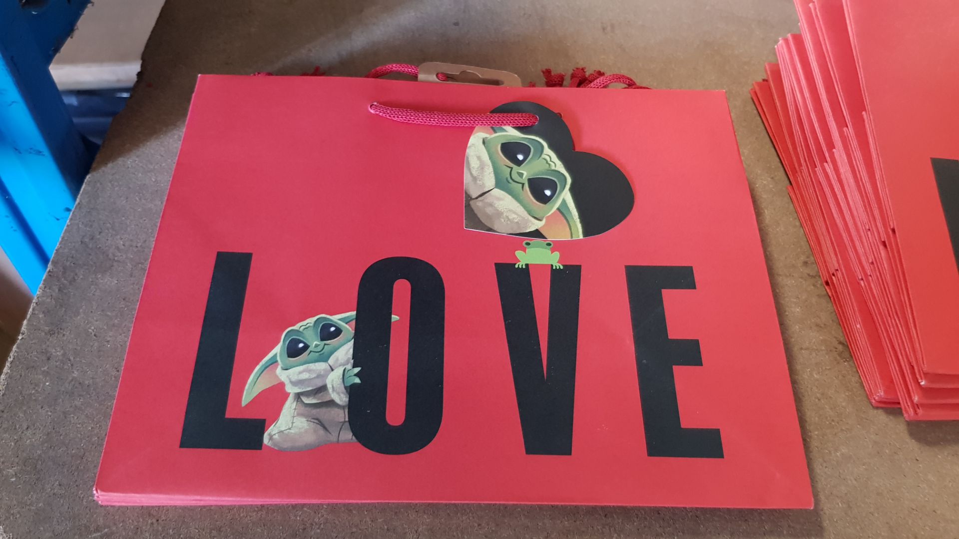 (133/2F) Lot RRP £100. Approx. 100x Baby Yoda Love Medium Gift Bag Red RRP £1 Each. (All Units Are.. - Image 3 of 3