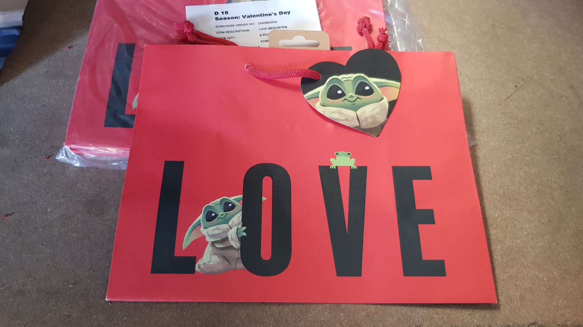 (129/2D) Lot RRP £96. Baby Yoda Love Medium Gift Bag Red RRP £1 Each. (All Units Are New) - Image 4 of 4