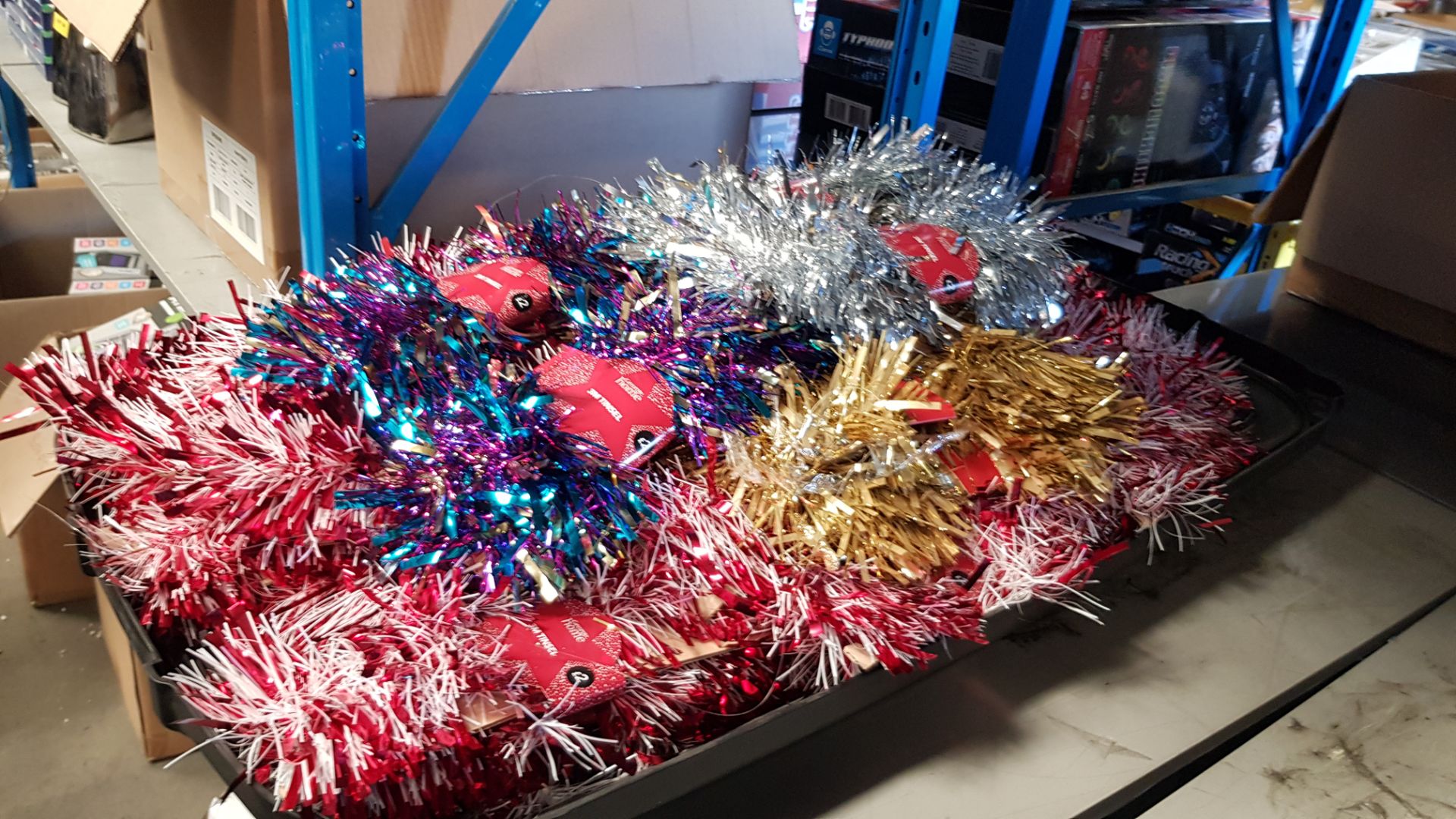 (40/1E) Lot RRP £80. 40x 3M Tinsel Packs RRP £2 Each. 31x Red/White, 5x Gold, 2x Multicoloured, 2... - Image 3 of 8