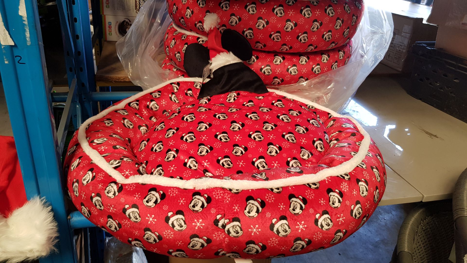 (41/1E) Lot RRP £120. 4x Disney Mickey Mouse Christmas Pet Bed RRP £16 Each. 1x Christmas Santa H... - Image 5 of 12