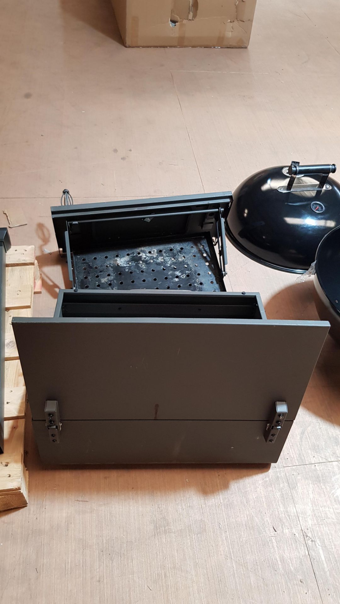 (218/Mez/P) Lot RRP £260. 2x BBQ. 1x Texas Franklin Charcoal BBQ RRP £180 (Used, Unsure If Comple... - Image 6 of 16
