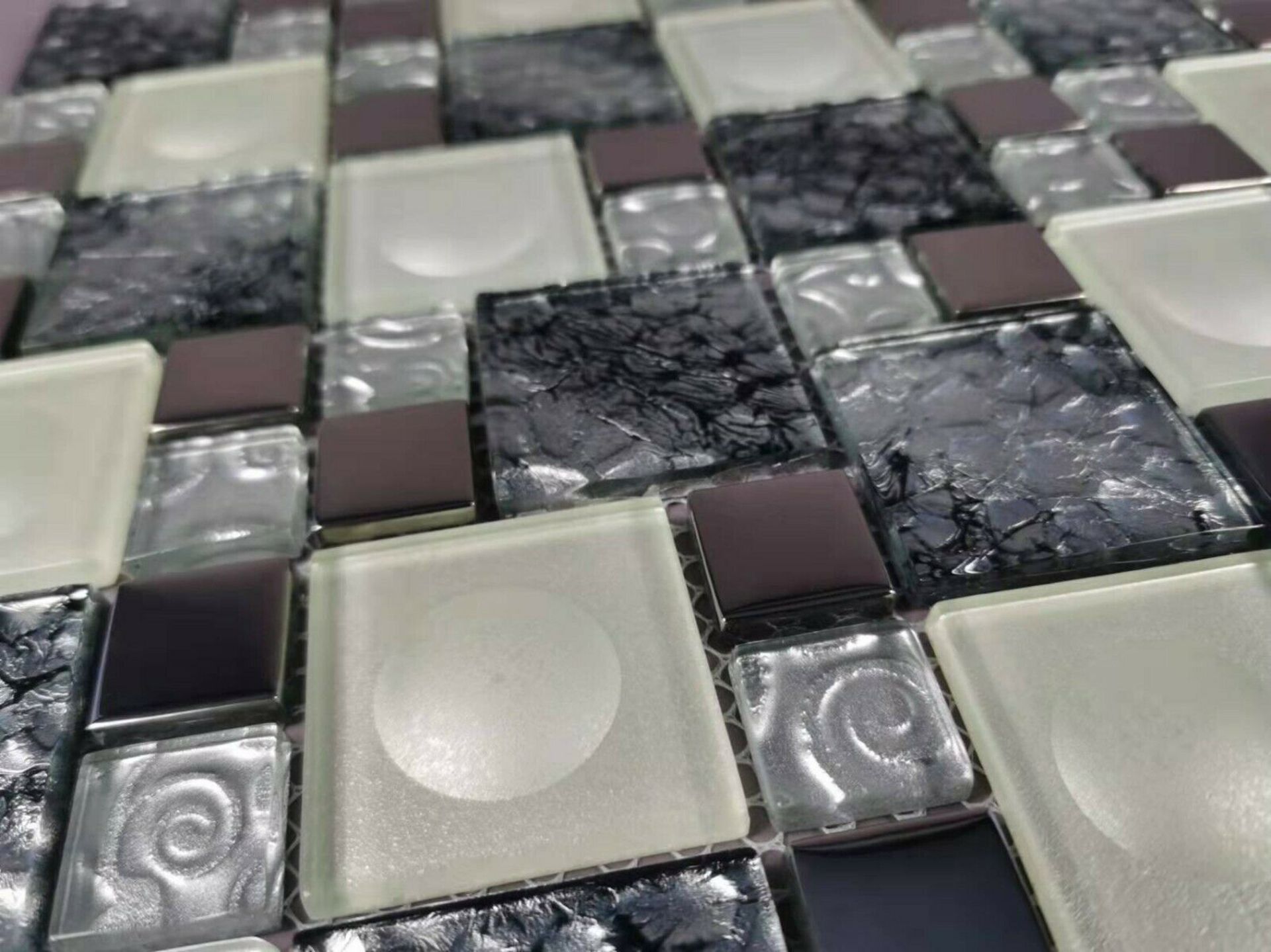 2 Square Metres - High Quality Glass/Stainless Steel Mosaic Tiles - Image 4 of 6