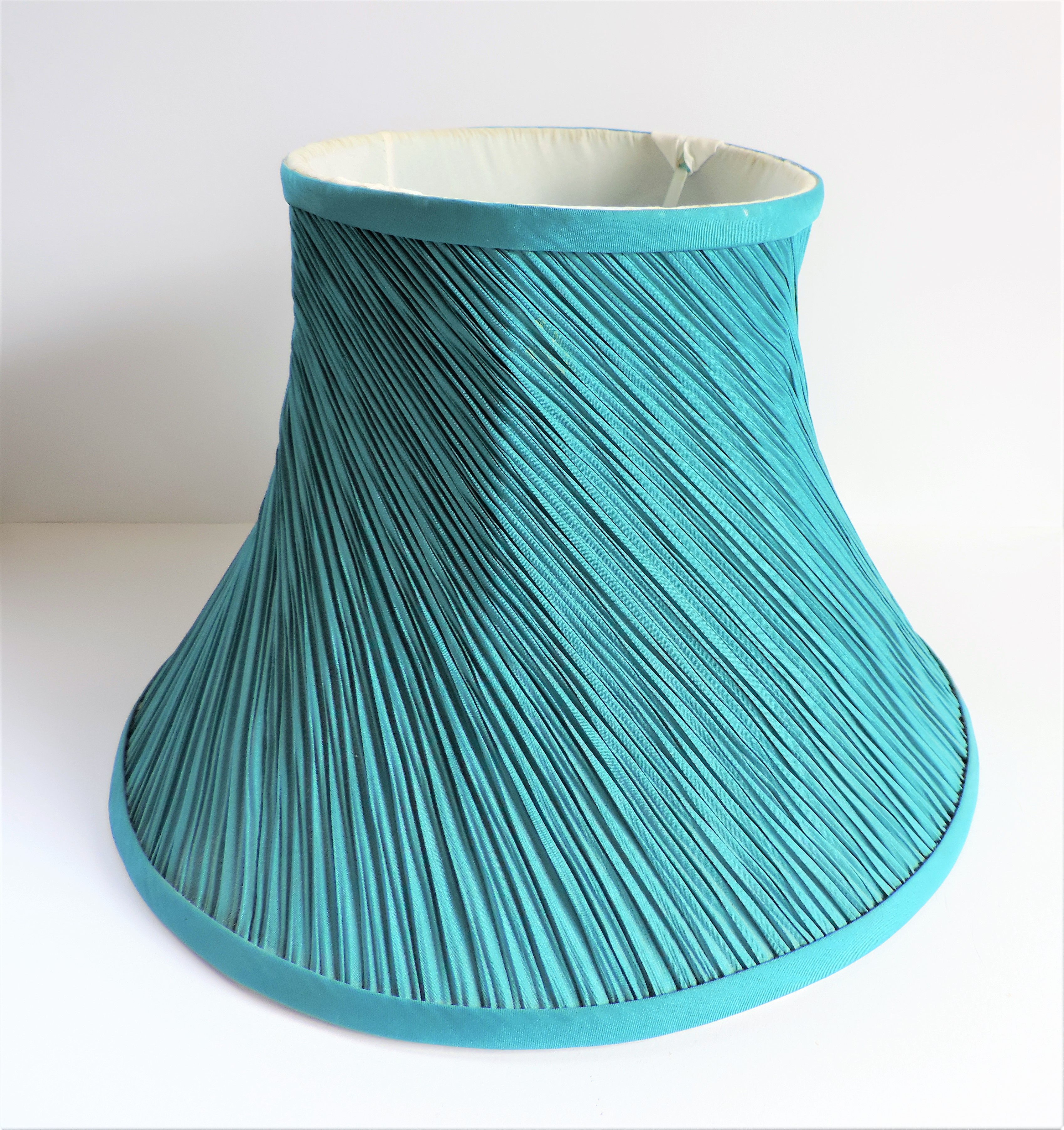 Pair of Hand Made Pleated Pure Silk Lamp Shades - Bild 2 aus 4