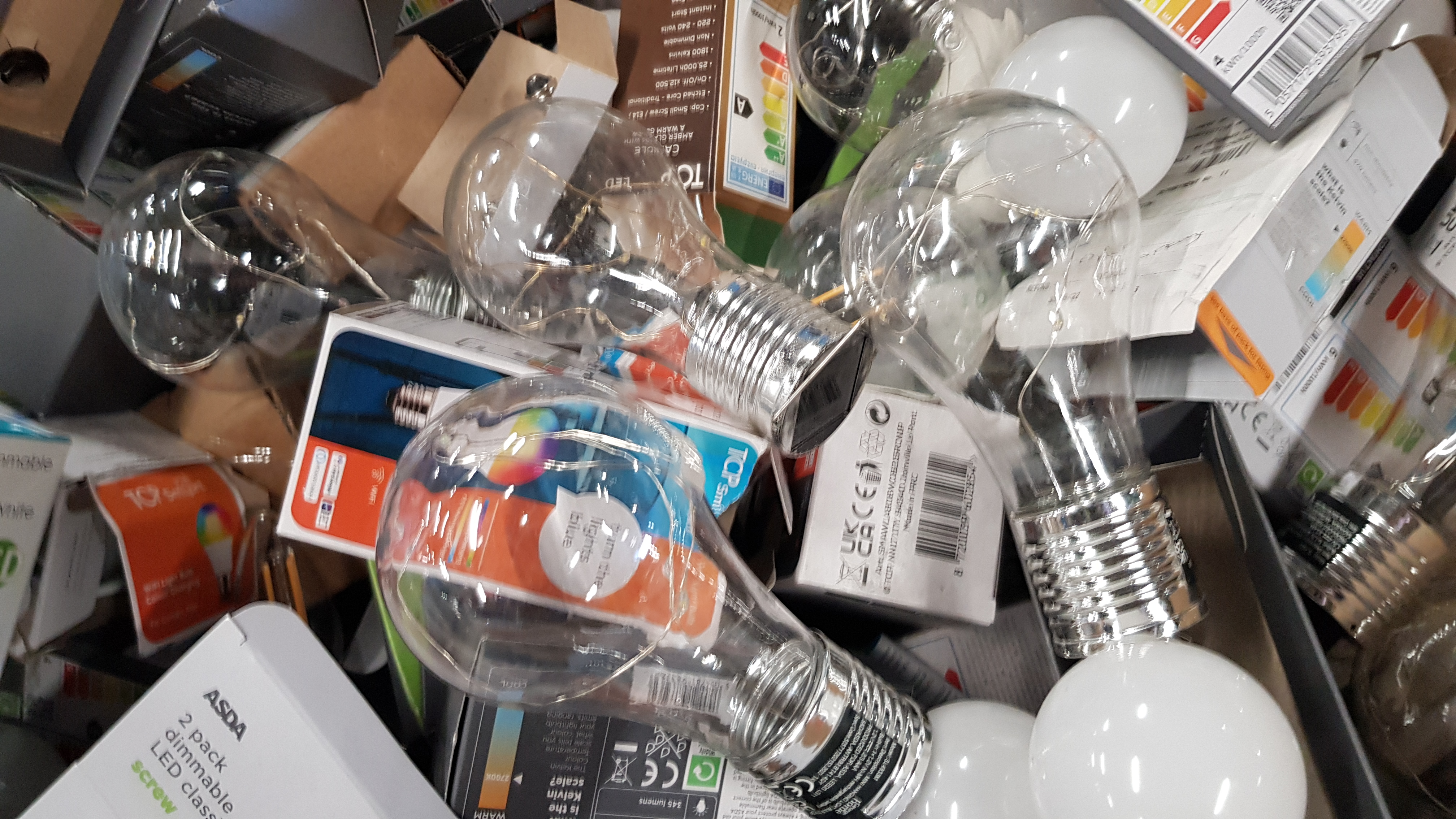 Title: (131/P) Contents Of Large Box _ A Quantity Of Mixed Bulbs. Lot Includes TCP Smart & Vintage - Image 9 of 18